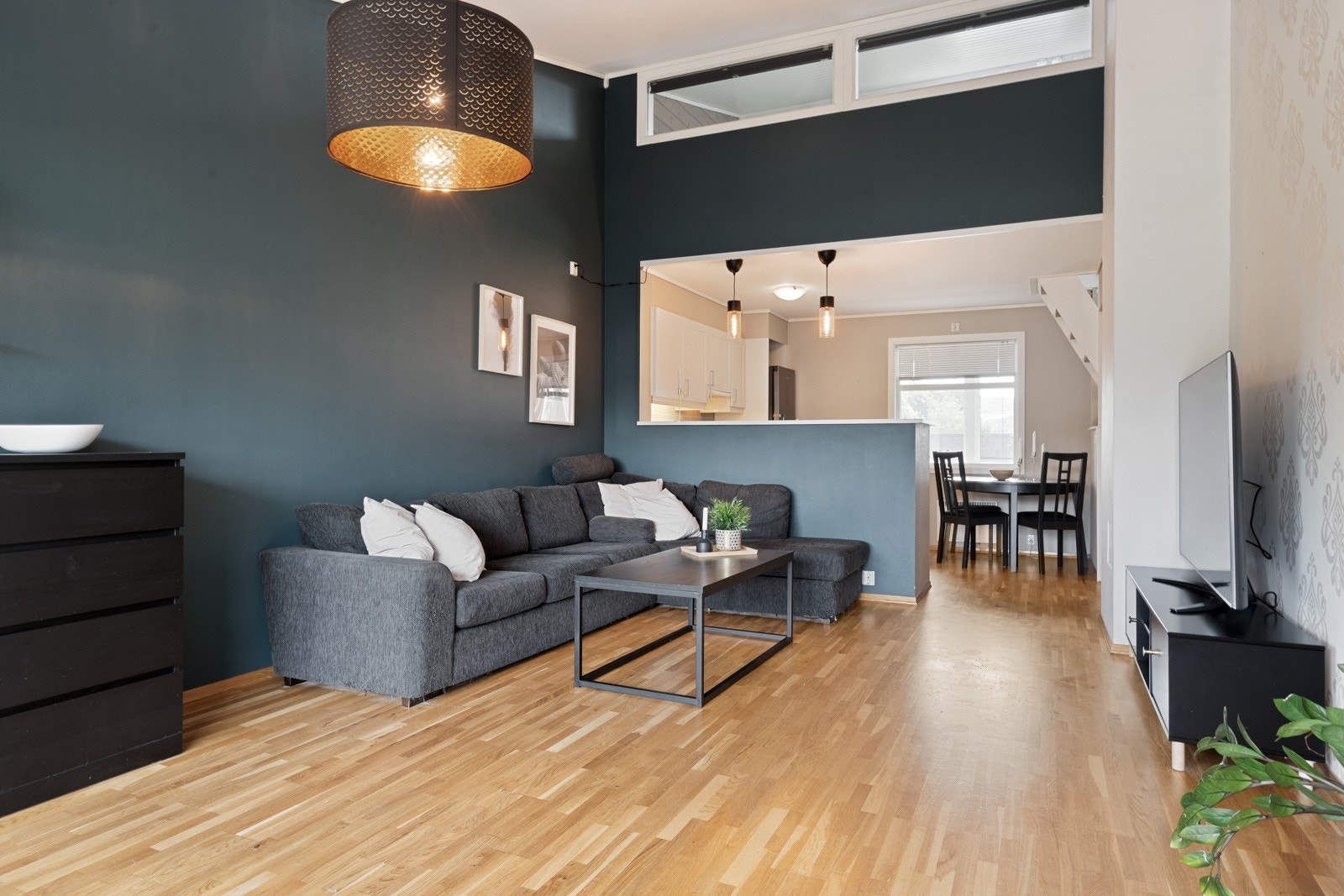 Stuen er i delvis åpen løsning mot kjøkken og rommer totale 31 m² Galleribilde