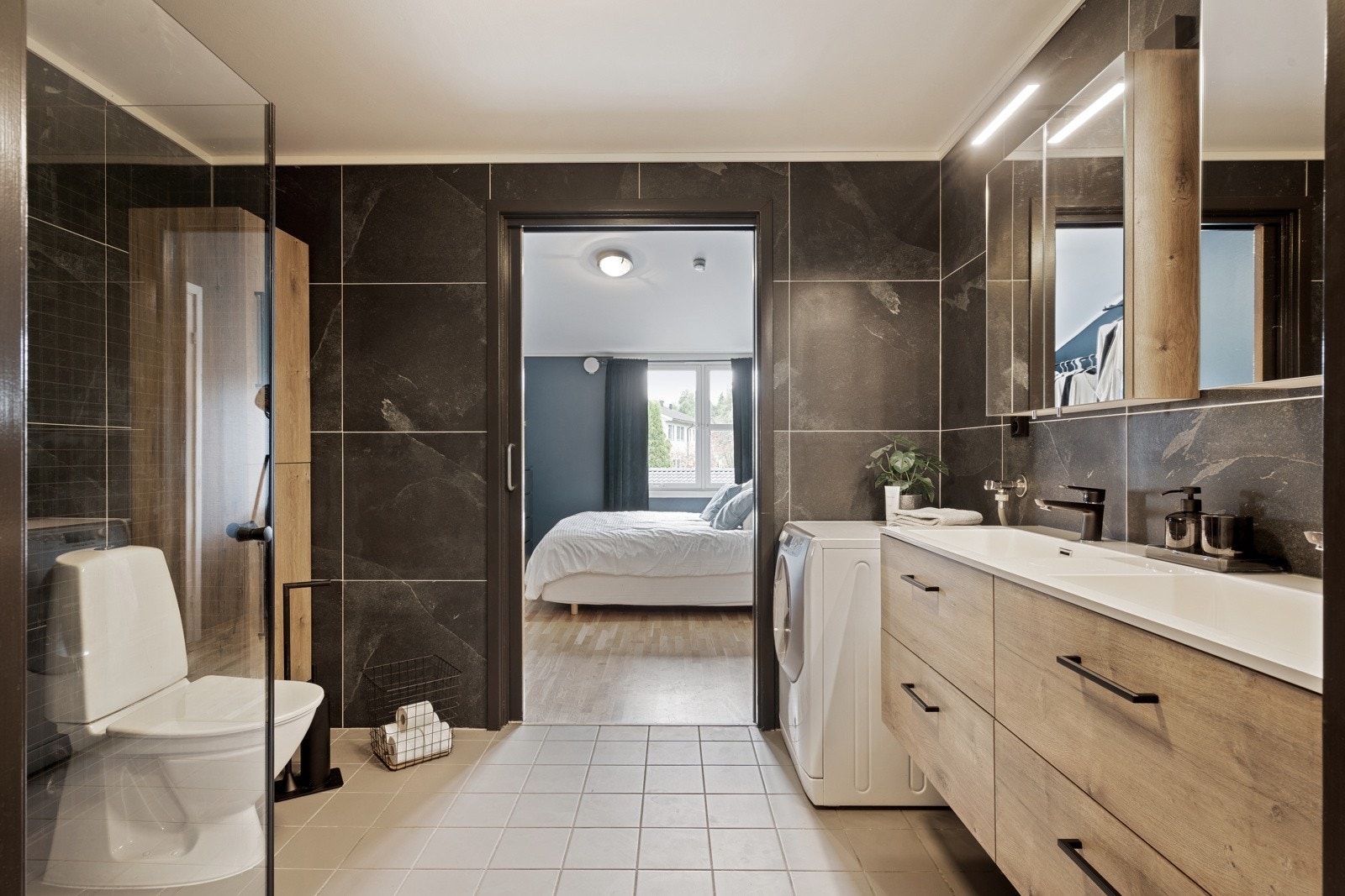 Lekkert, flislagt bad på 7 m² med adkomst fra soverom Galleribilde