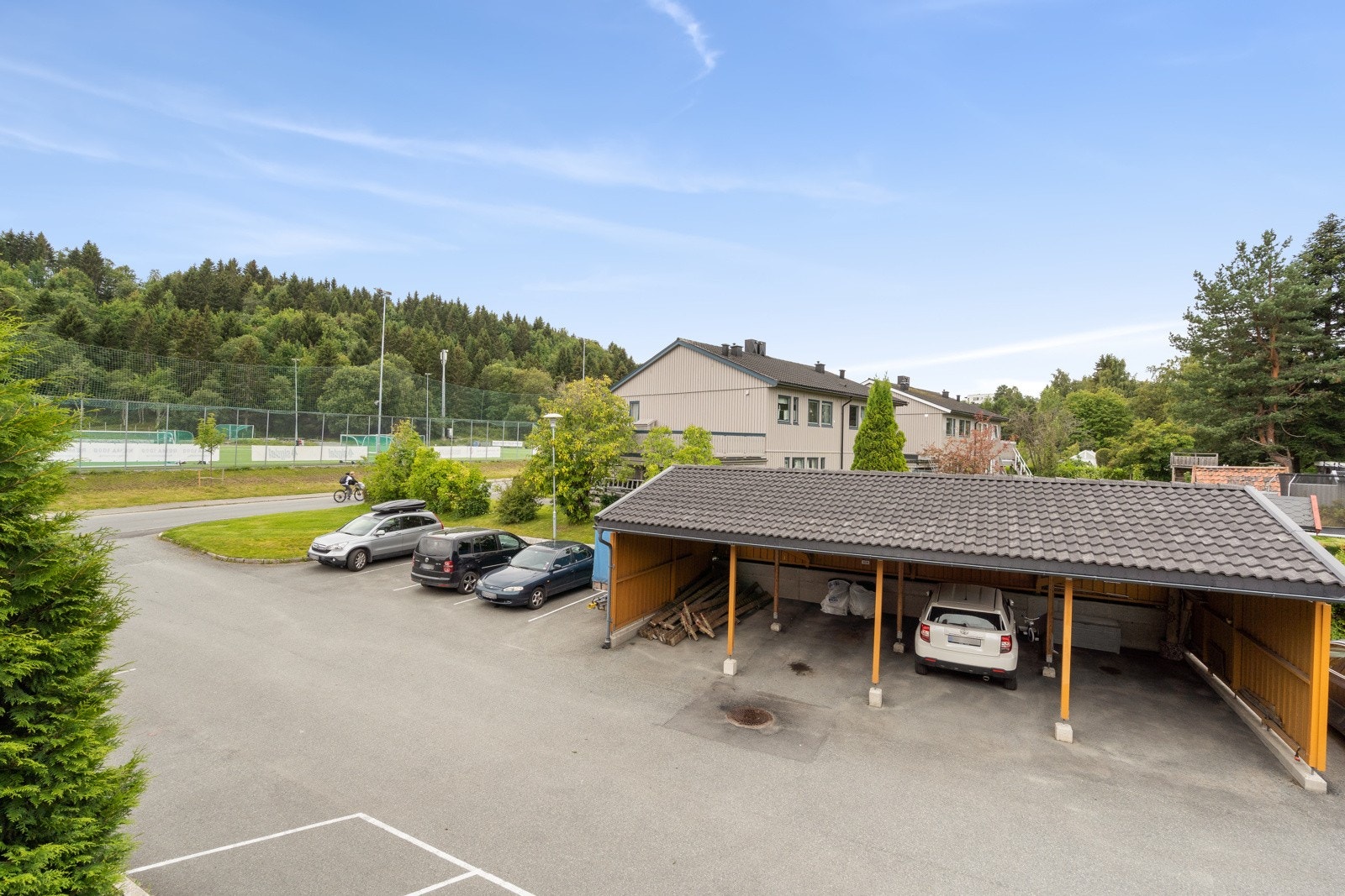 Dagens eier leier parkeringsplass utenfor bygget for kr. 50,- pr. mnd Galleribilde