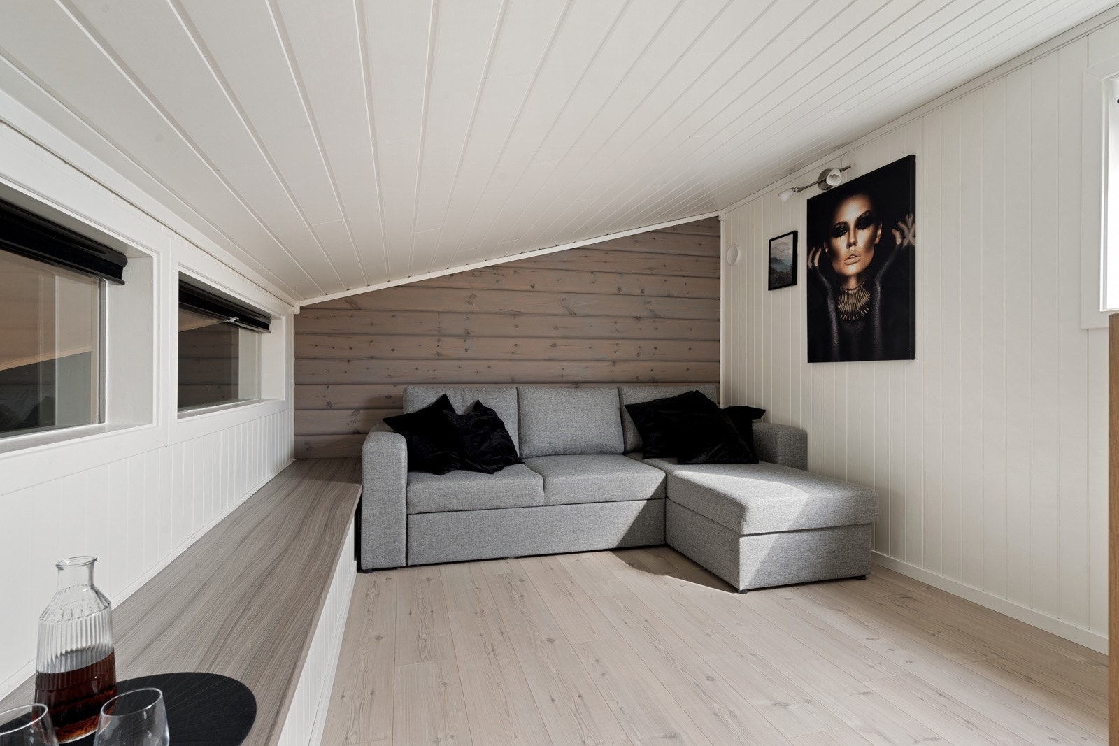 Fra inngangspartiet er det trapp opp til hemsen som i dag er innredet som loftstue Galleribilde