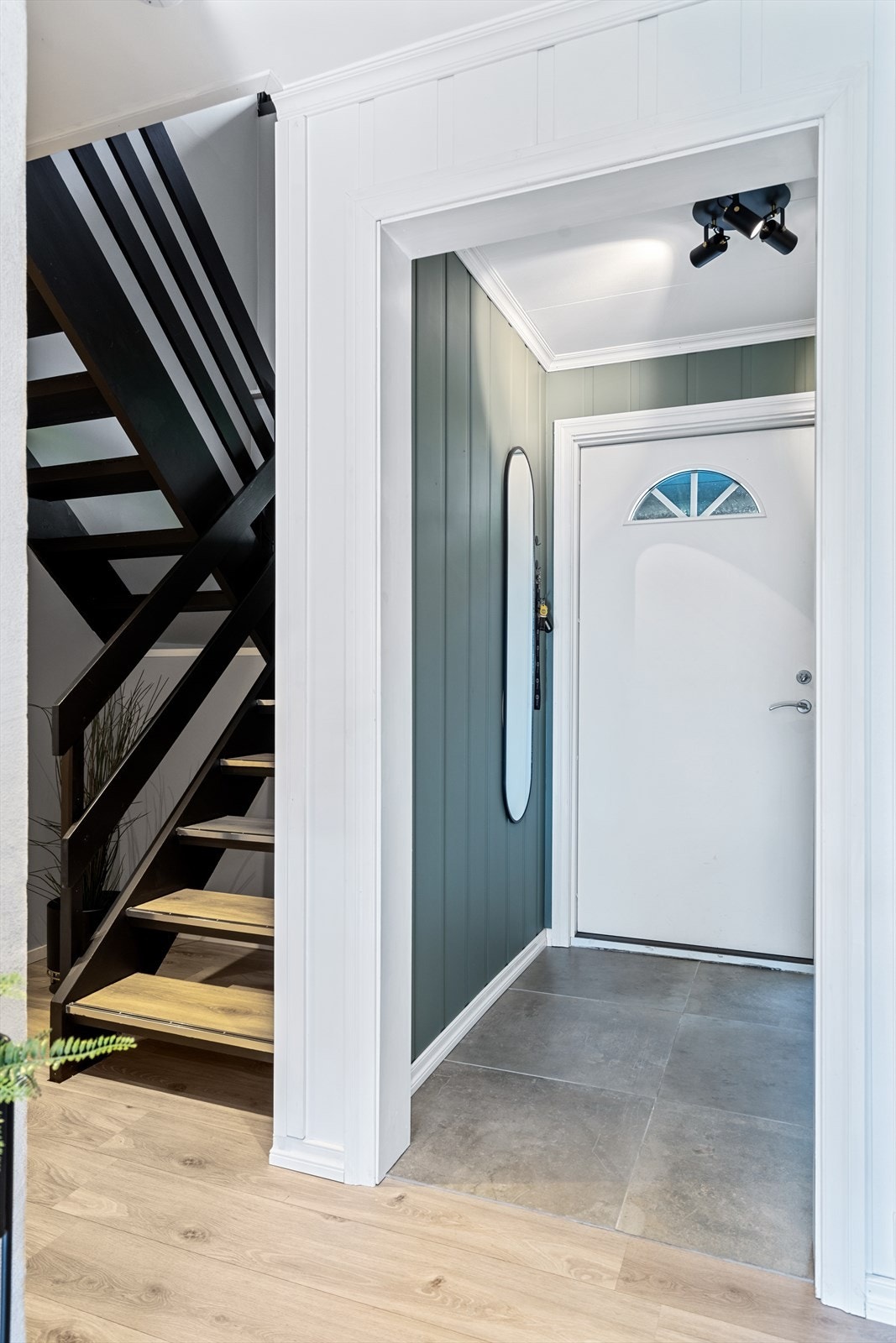 Entréen i boligen har tidsriktig fargevalg og materialvalg på vegger og gulv. Galleribilde