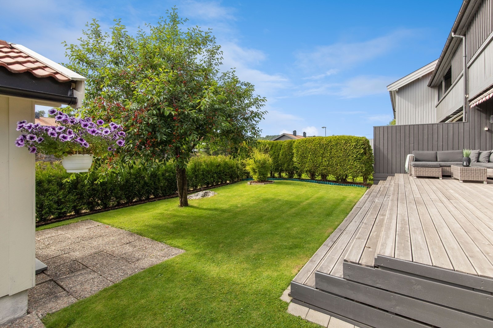 Fra stuen/spisestuen er det utgang til en herlig, vestvendt terrasse (ny i 2019) med gode solforhold og kveldssol til ca kl. 21:00. Galleribilde