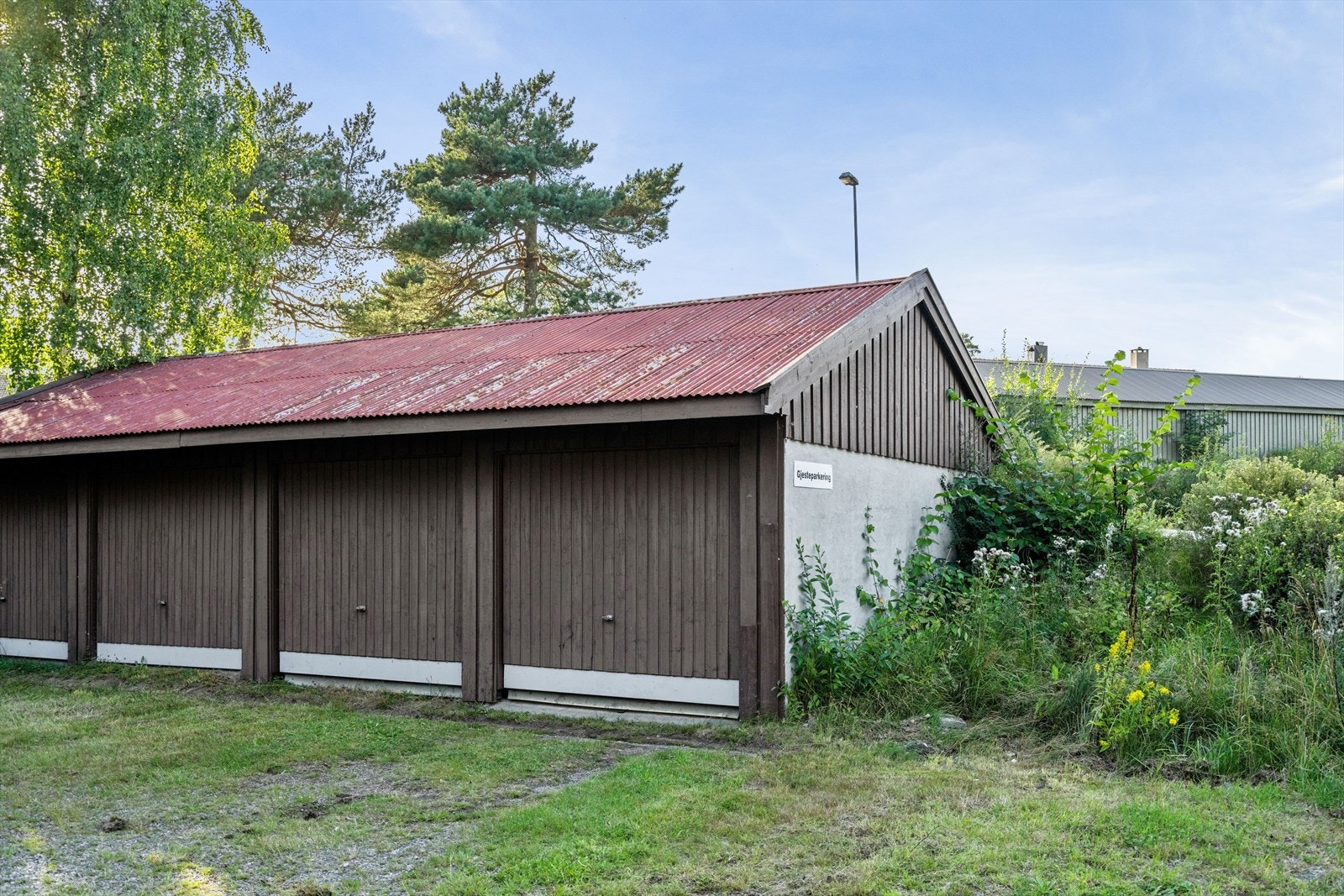 Det tilhører garasjeplass i felles rekke. Galleribilde
