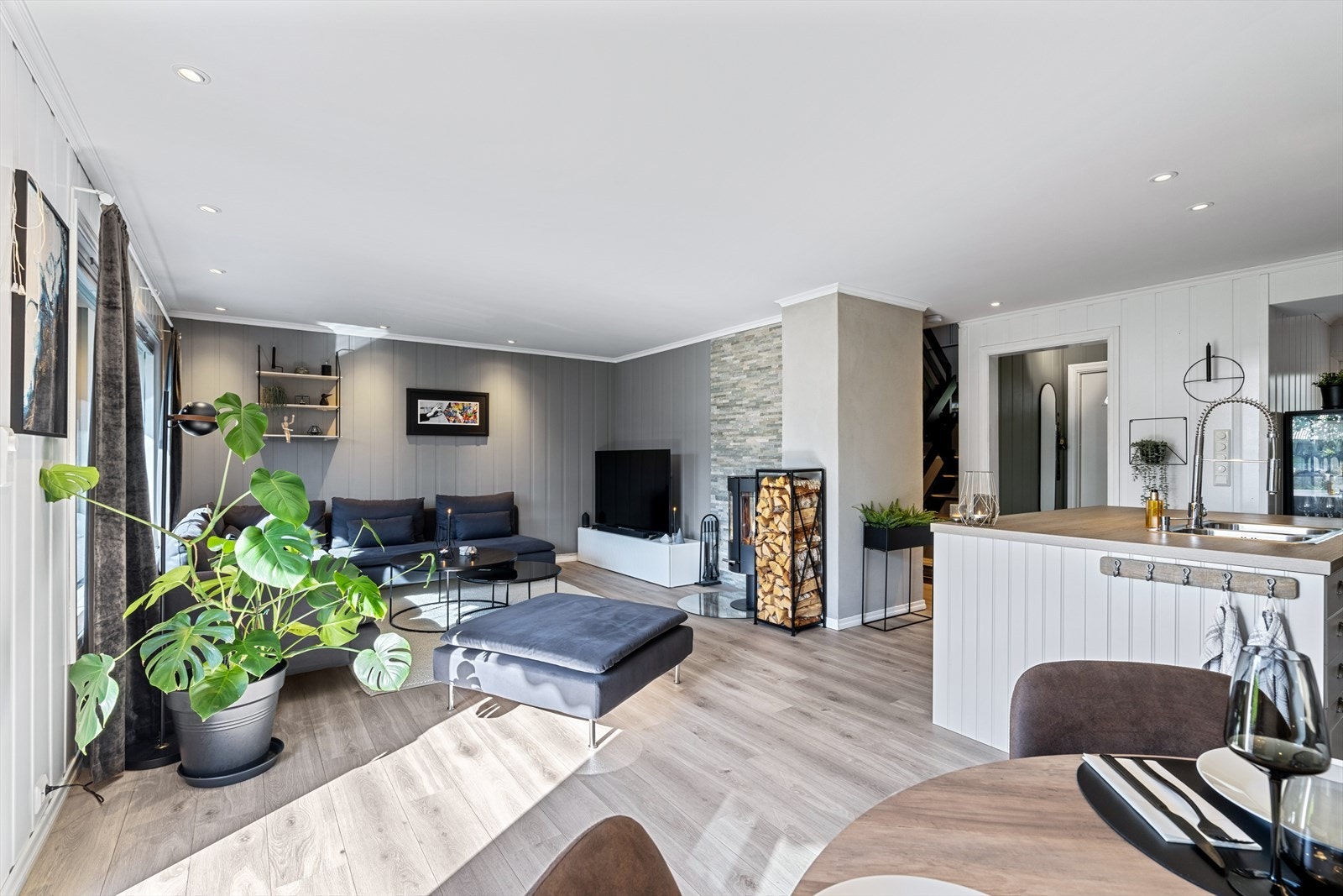Både spisestue/stue, kjøkken og gang har pent og praktisk laminatgulv, nøytrale vegger og downlights i himling som gir en fin belysning i rommene. Galleribilde