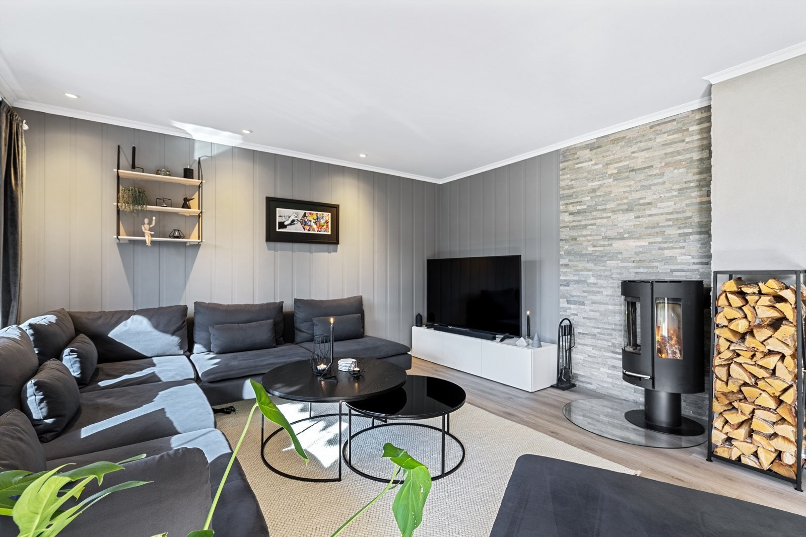 Her er det fint å innta sofaen etter en lang og kanskje travel dag og nyte varmen fra peisovnen på kjøligere høst- og vinterkvelder. Galleribilde