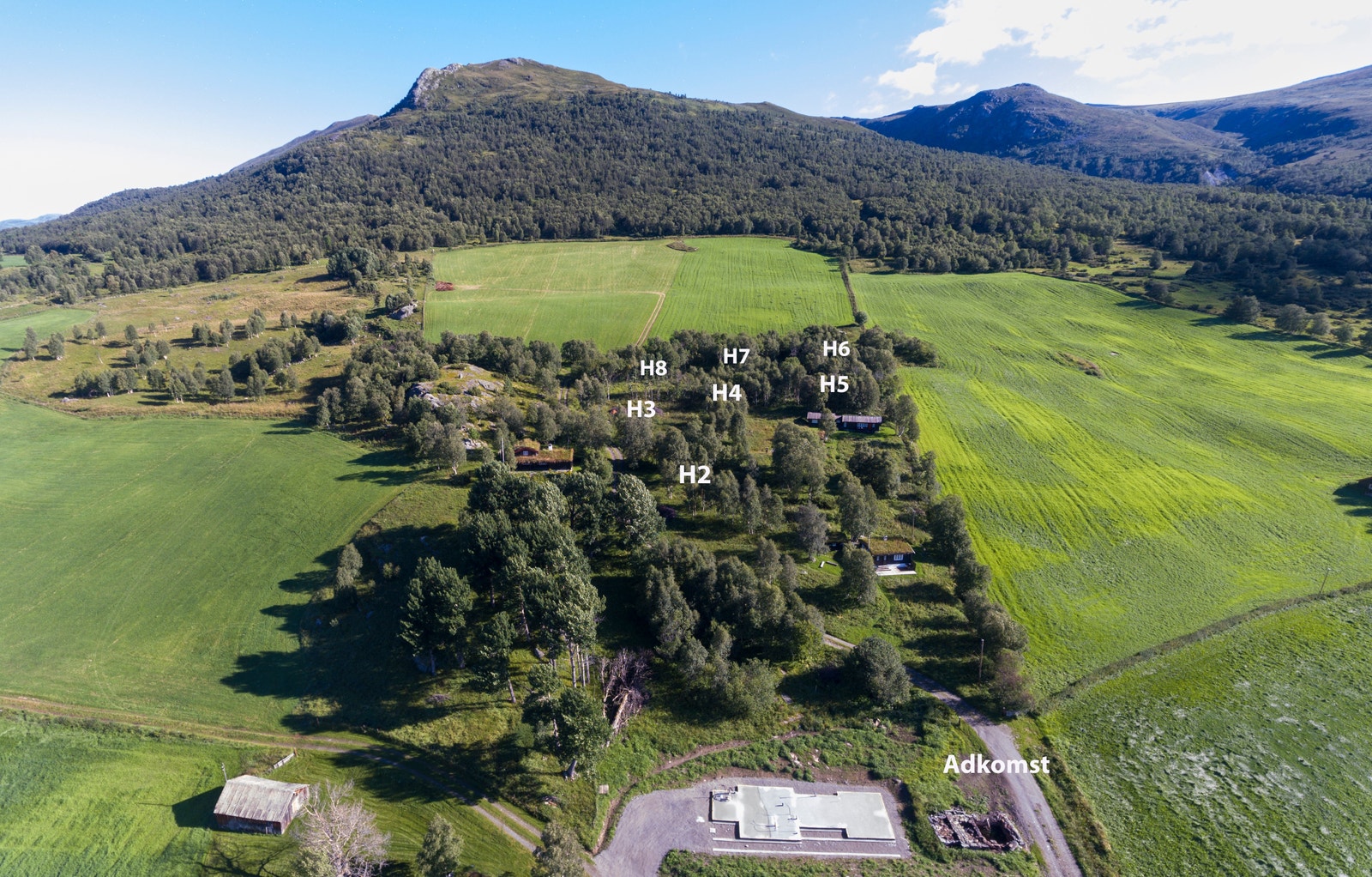 Like ovenfor ligger Stenseslia med mange muligheter for turer sommer og vinter Galleribilde