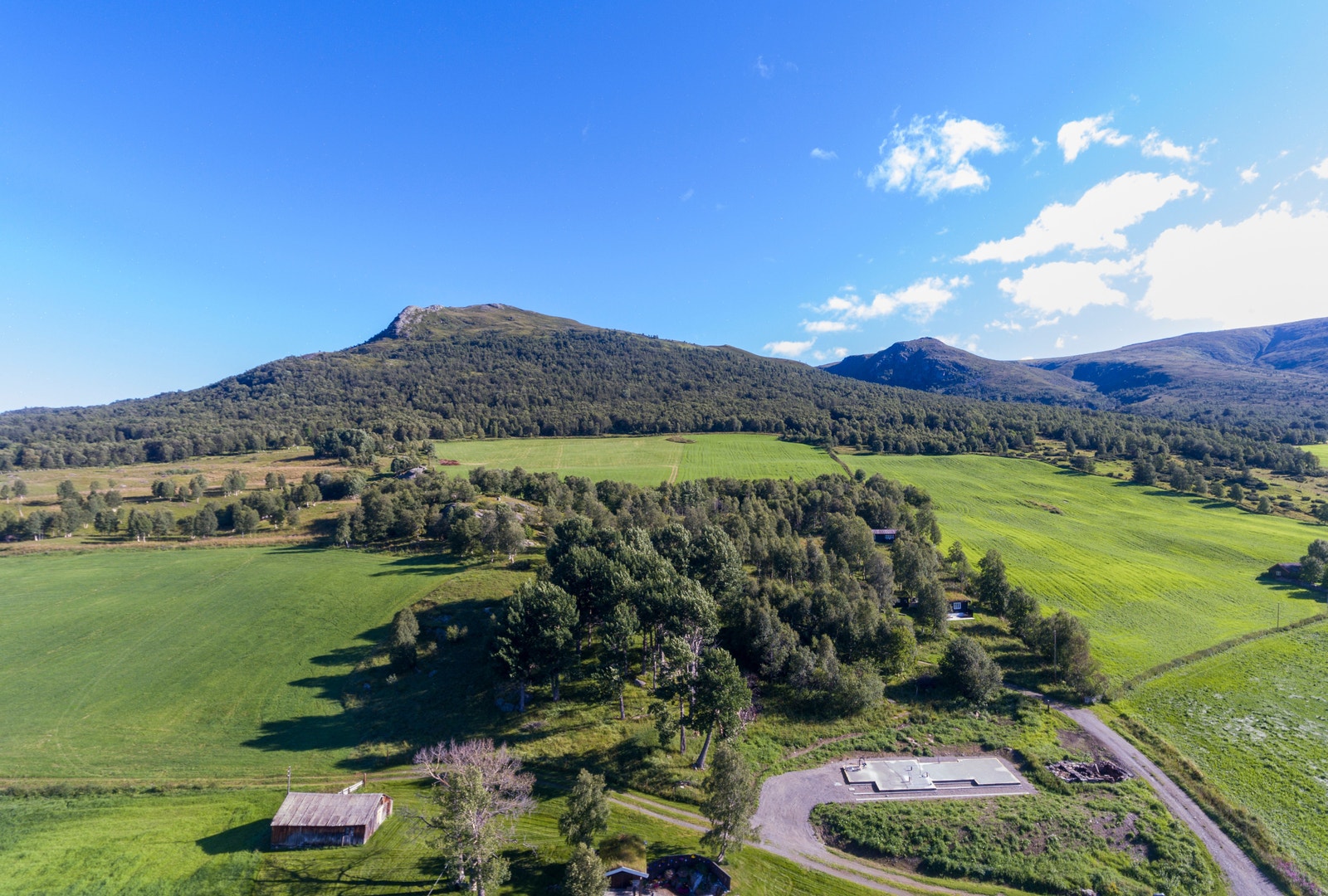 Tomtene er omkranset av dyrkamark og flott fjellnatur Galleribilde