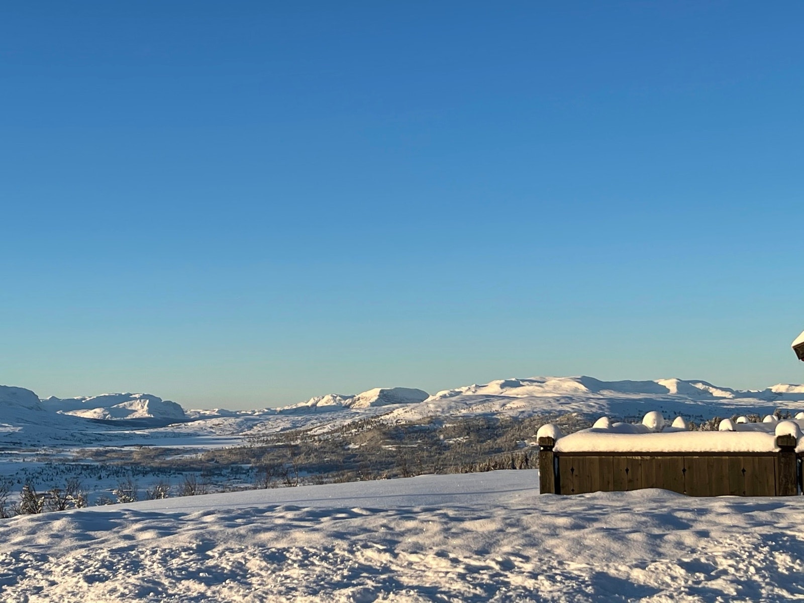 Omkranset av flotte fjell på alle kanter Galleribilde