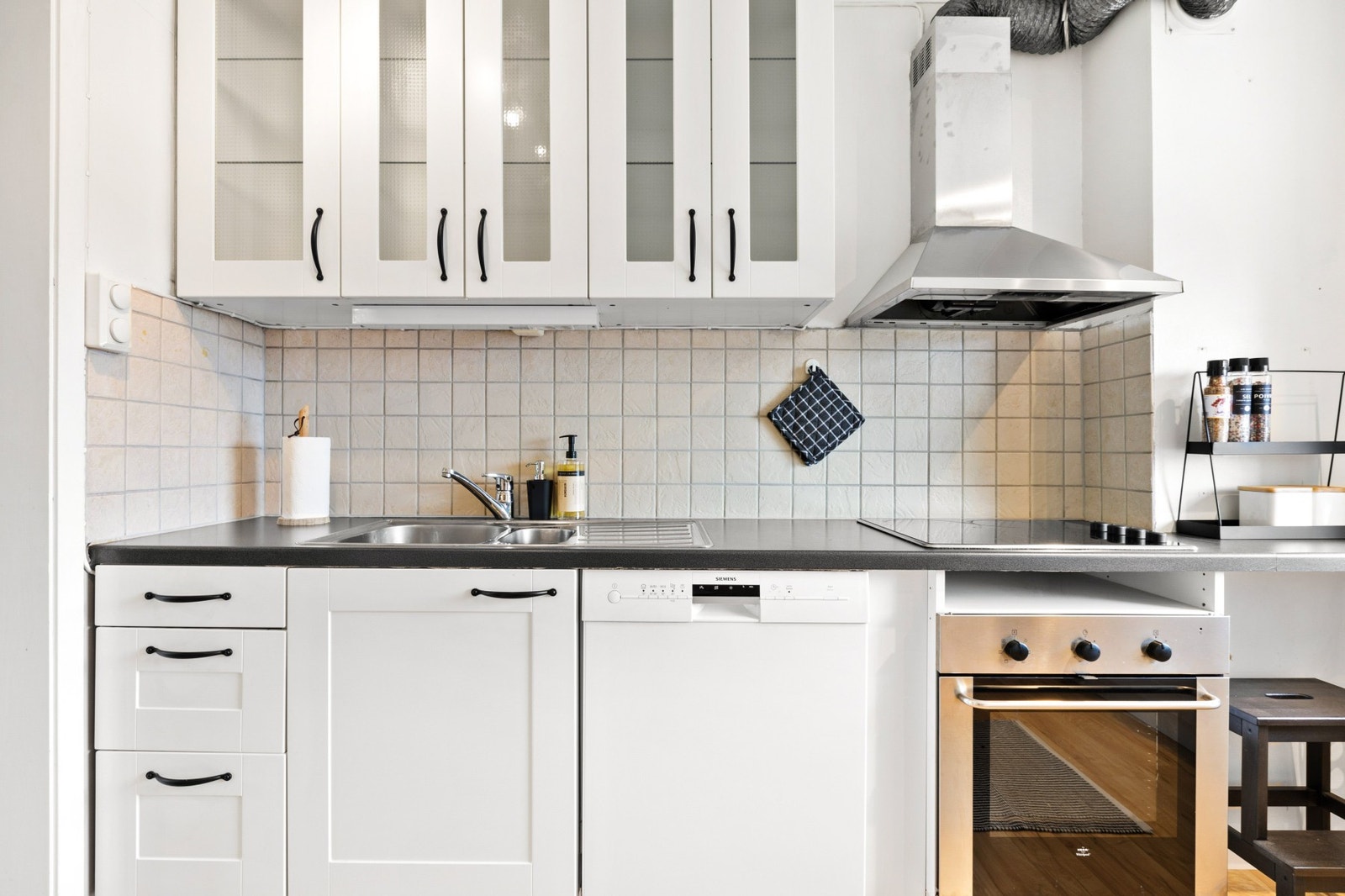 Hvit innredning med profilerte fronter Galleribilde