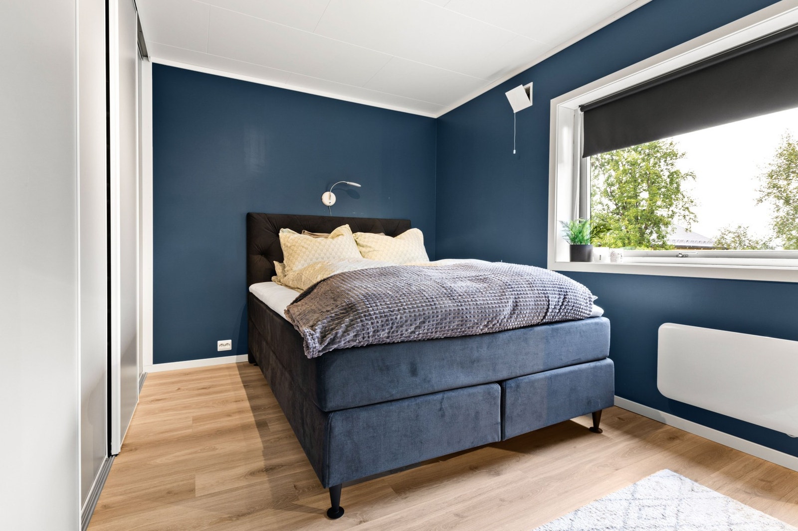 Soverom I - med skyvedørsgarderobe får du god plass til klær Galleribilde