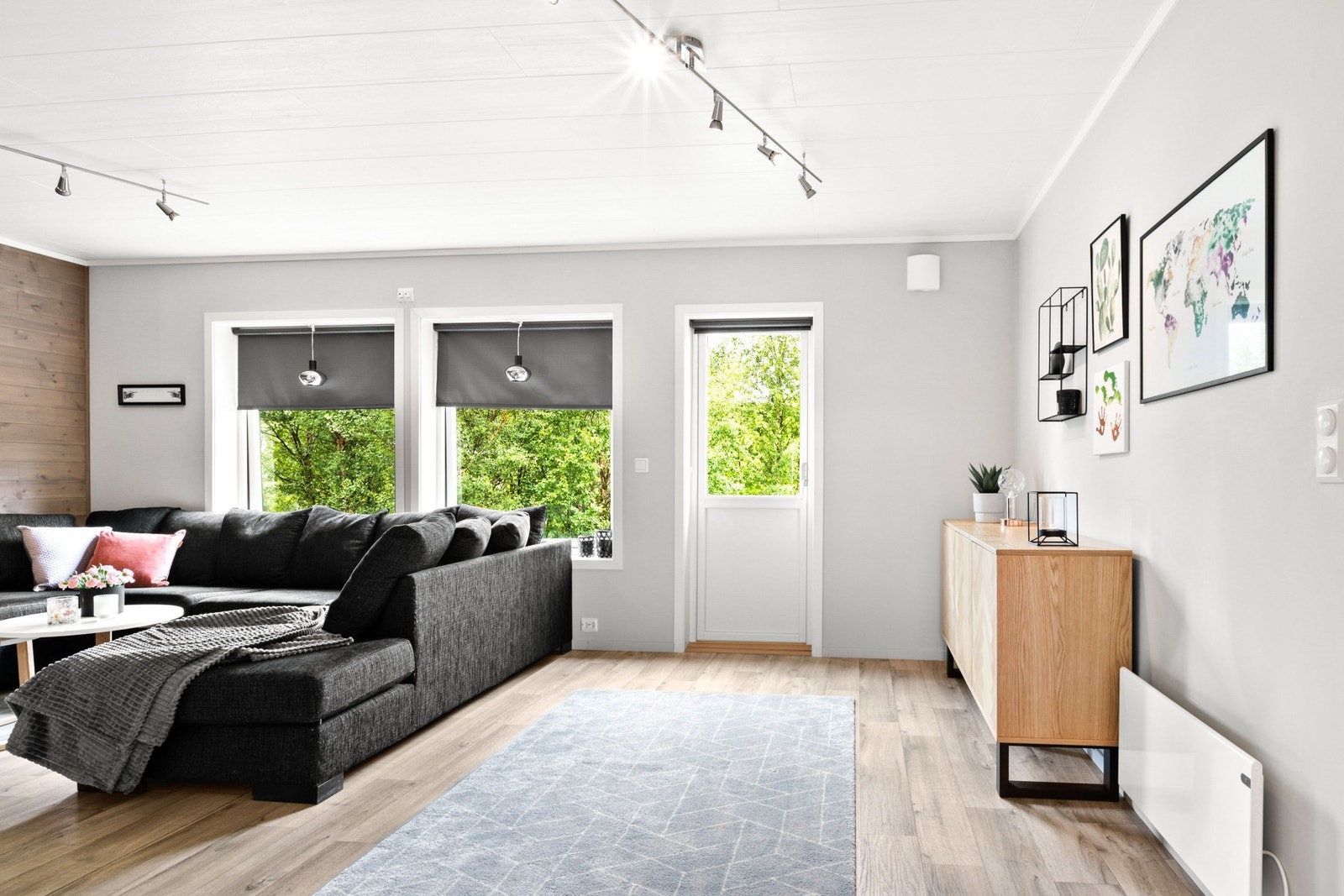 Utgang til solrik terrasse - Her kan du nyte lange dager i solen Galleribilde