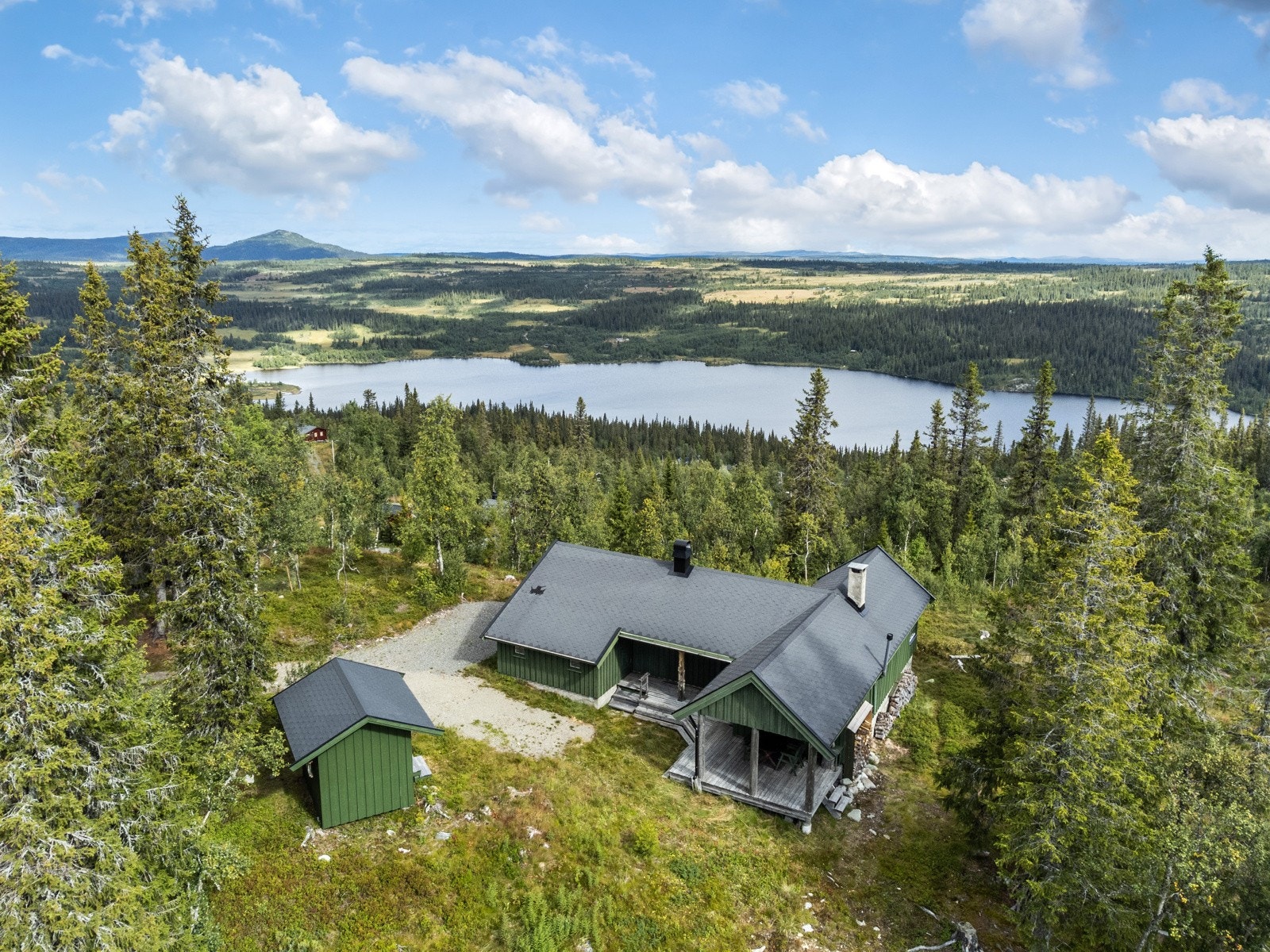 Hytta har svært gode utsiktsforhold mot blant annet Synnfjorden og Skjervungfjellet. Galleribilde