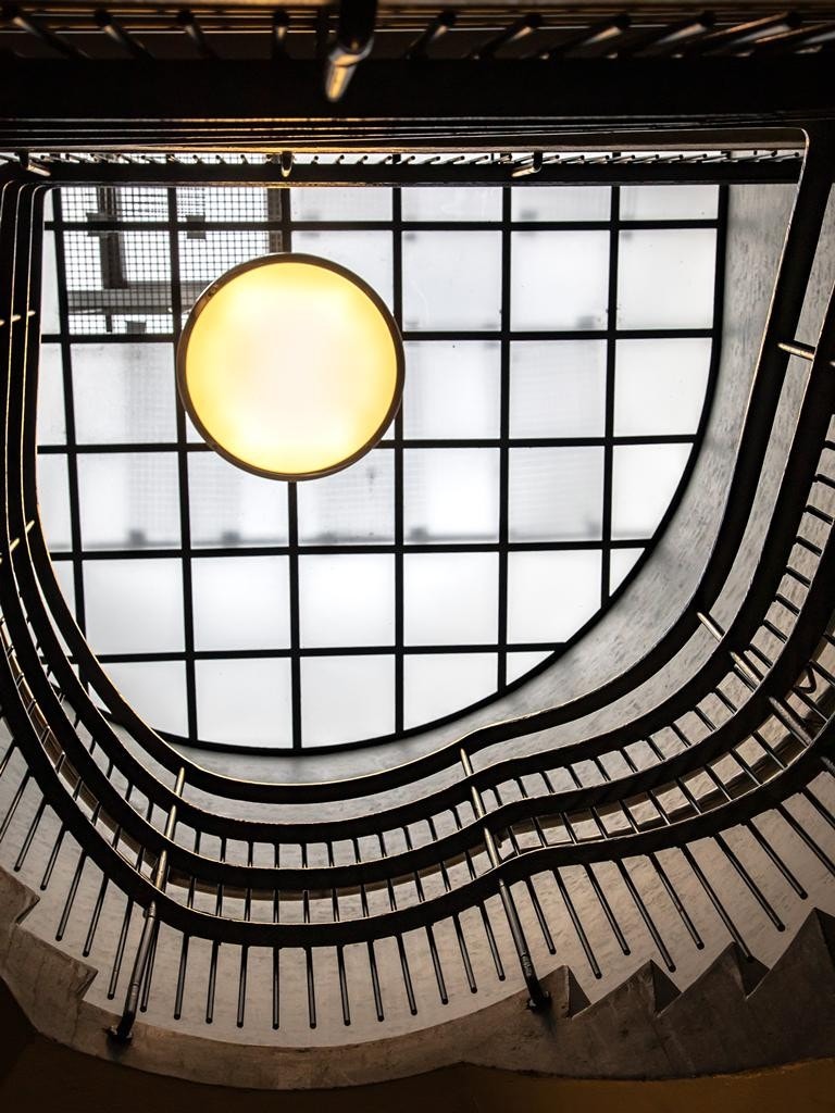 Trapperom med de karakteristiske buede veggene og takvindu Galleribilde