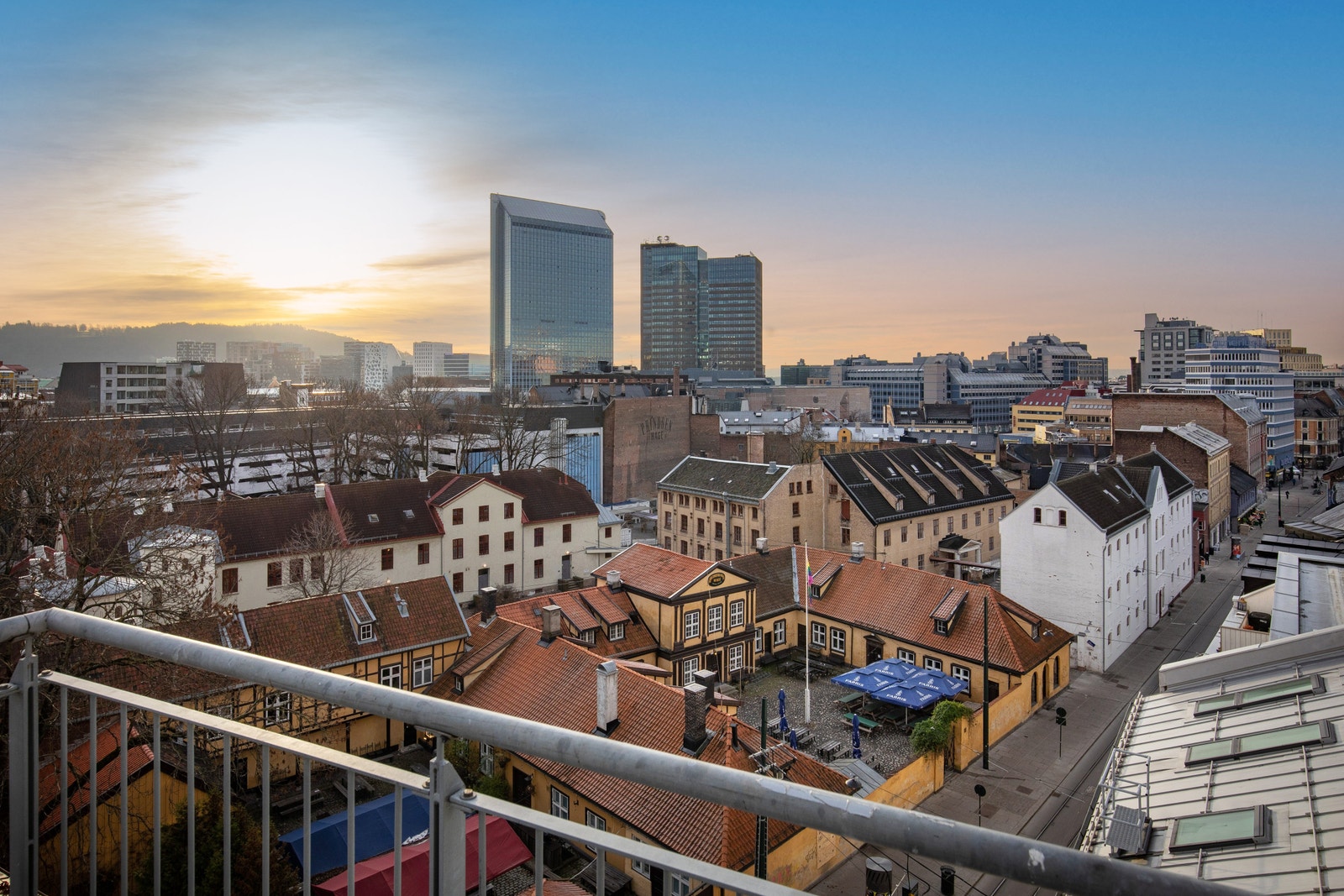 Et område med en rekke restauranter, cafeer og utesteder Galleribilde
