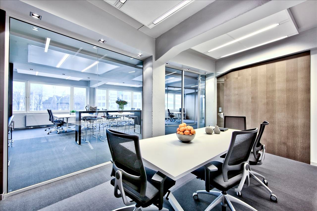 Store vindusflater langs hele den buede fasaden Galleribilde