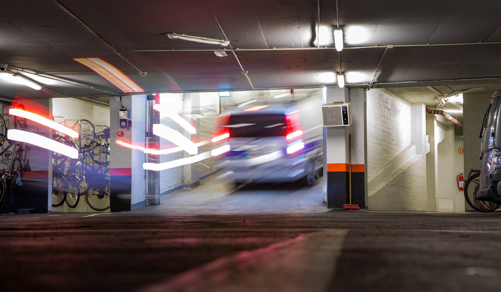 Bil- og sykkelparkering, sykkelvask, dusj og garderober Galleribilde