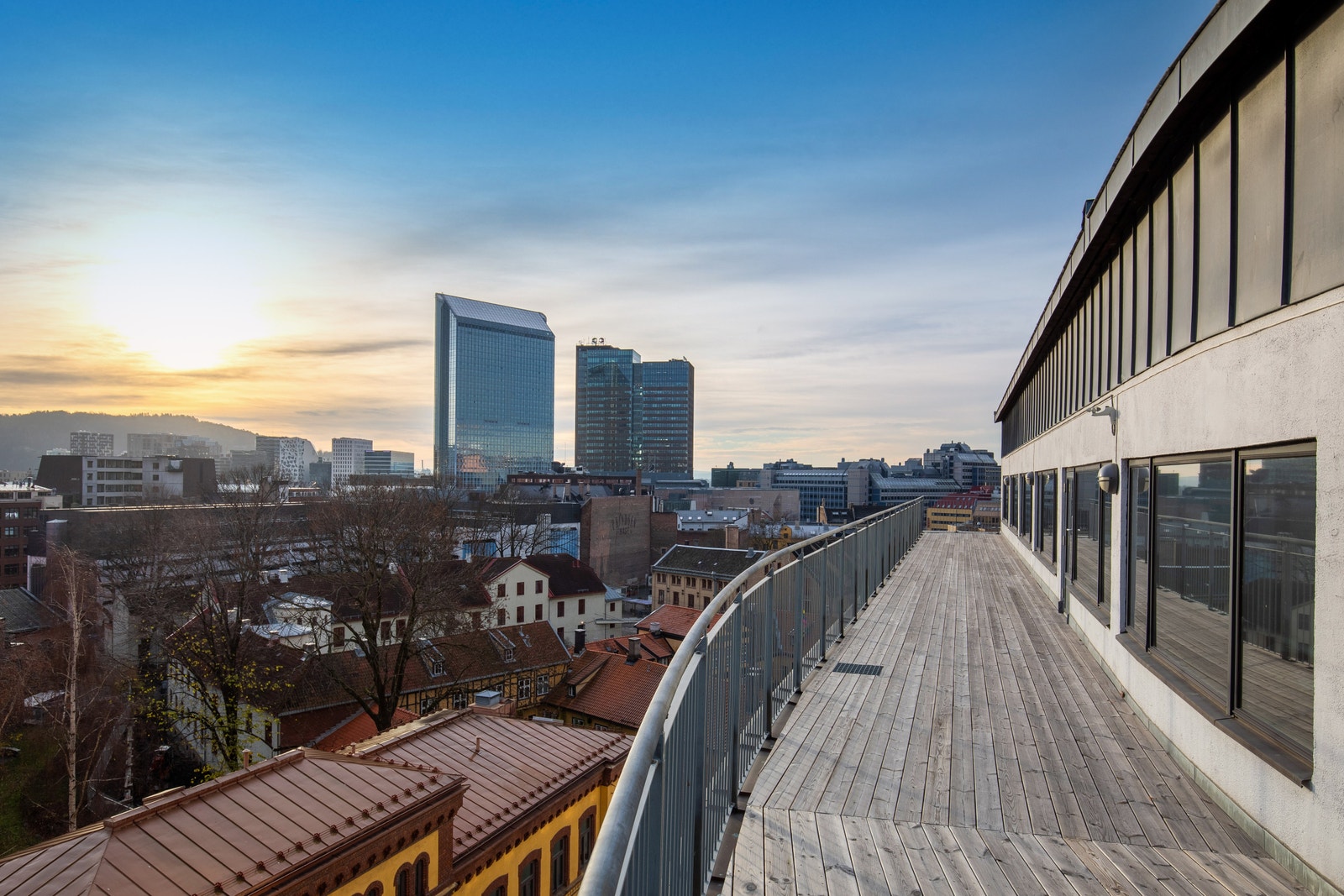 Kort avstand til trikk, buss og T-bane Galleribilde