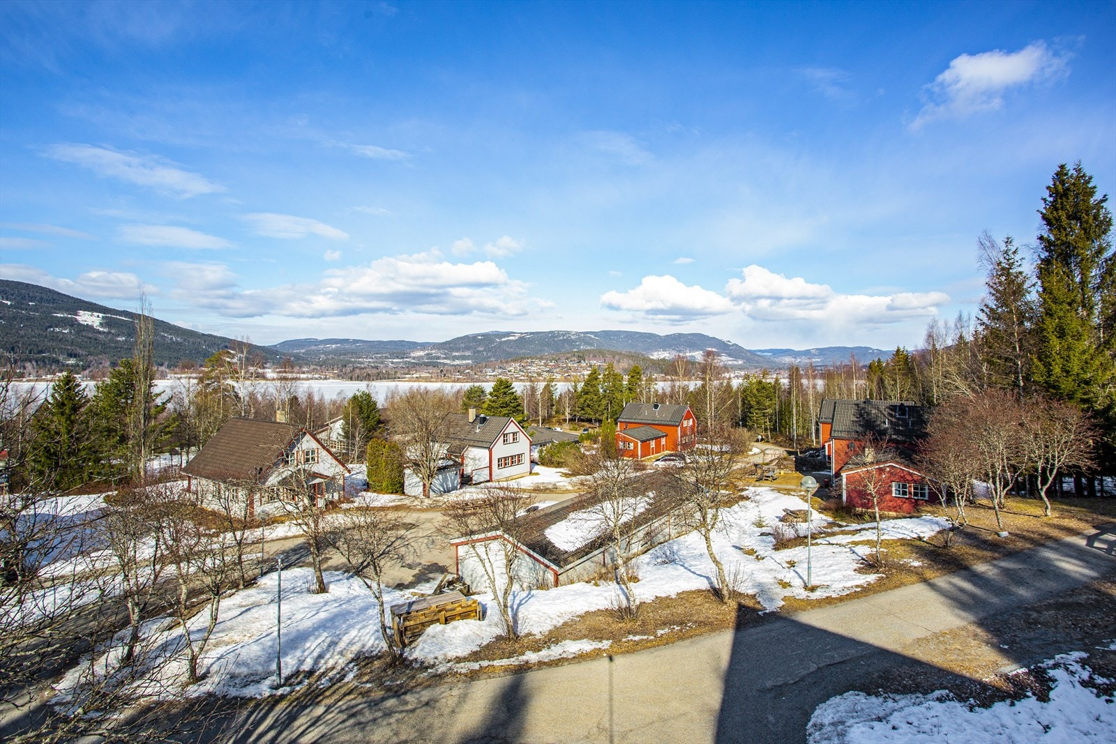 Uteområdet og oversiktsbilder. Galleribilde