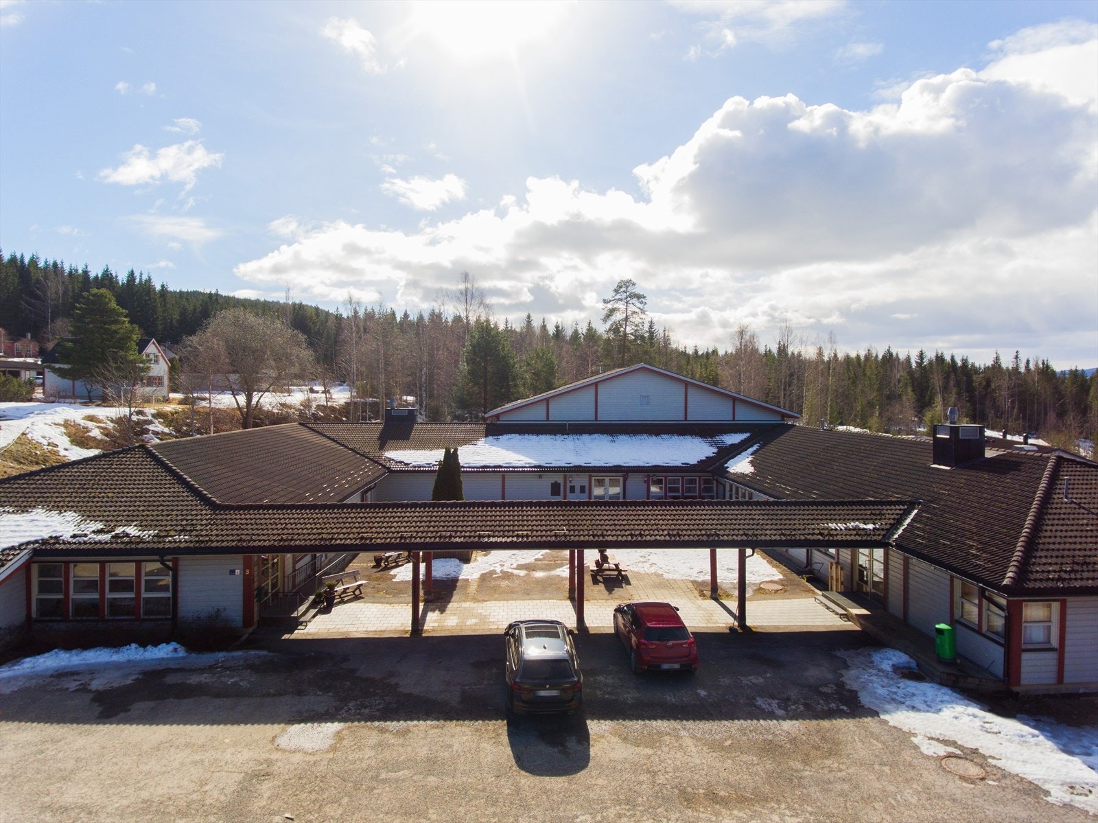 Uteområdet og oversiktsbilder. Galleribilde