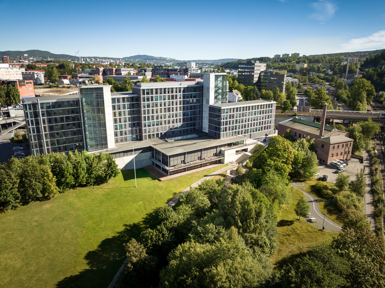 Det er flotte uteområder rundt Brynsengfaret 6 med Svartdalen og Alnaelva som nærmeste naboer Galleribilde