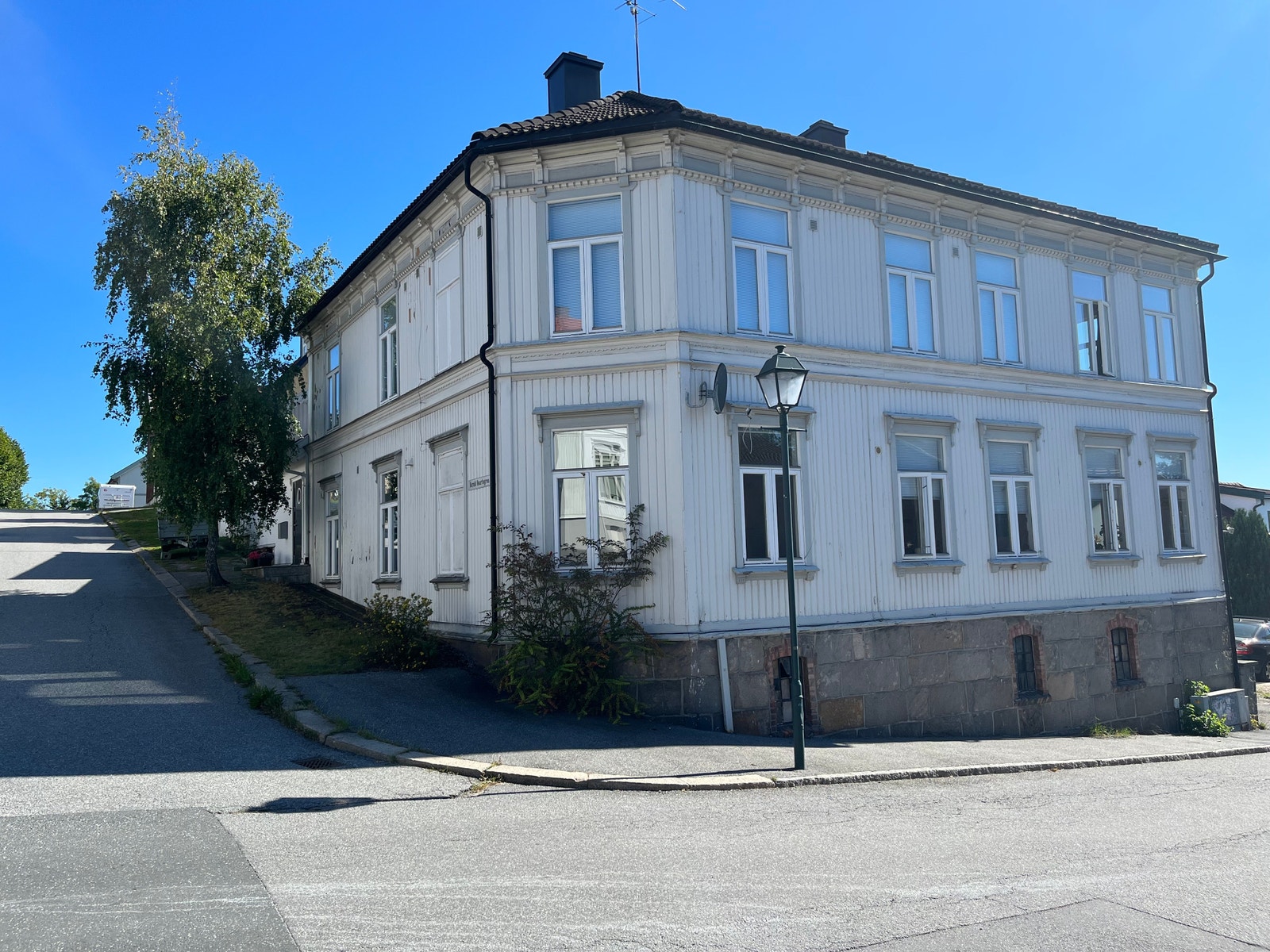 Viser bygget. Leiligheten ligger i høy 1 etg på hjørnet og til venstre. Galleribilde