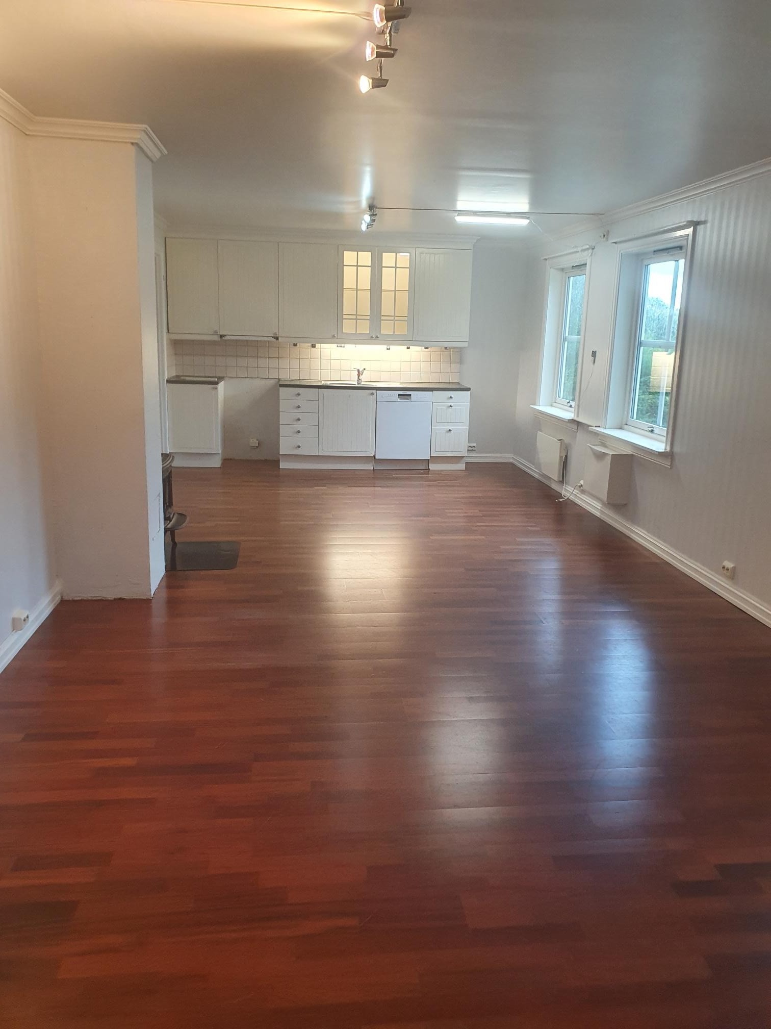 Åpen løsning kjøkken og stue. Kjøkken med oppvaskmaskin Galleribilde