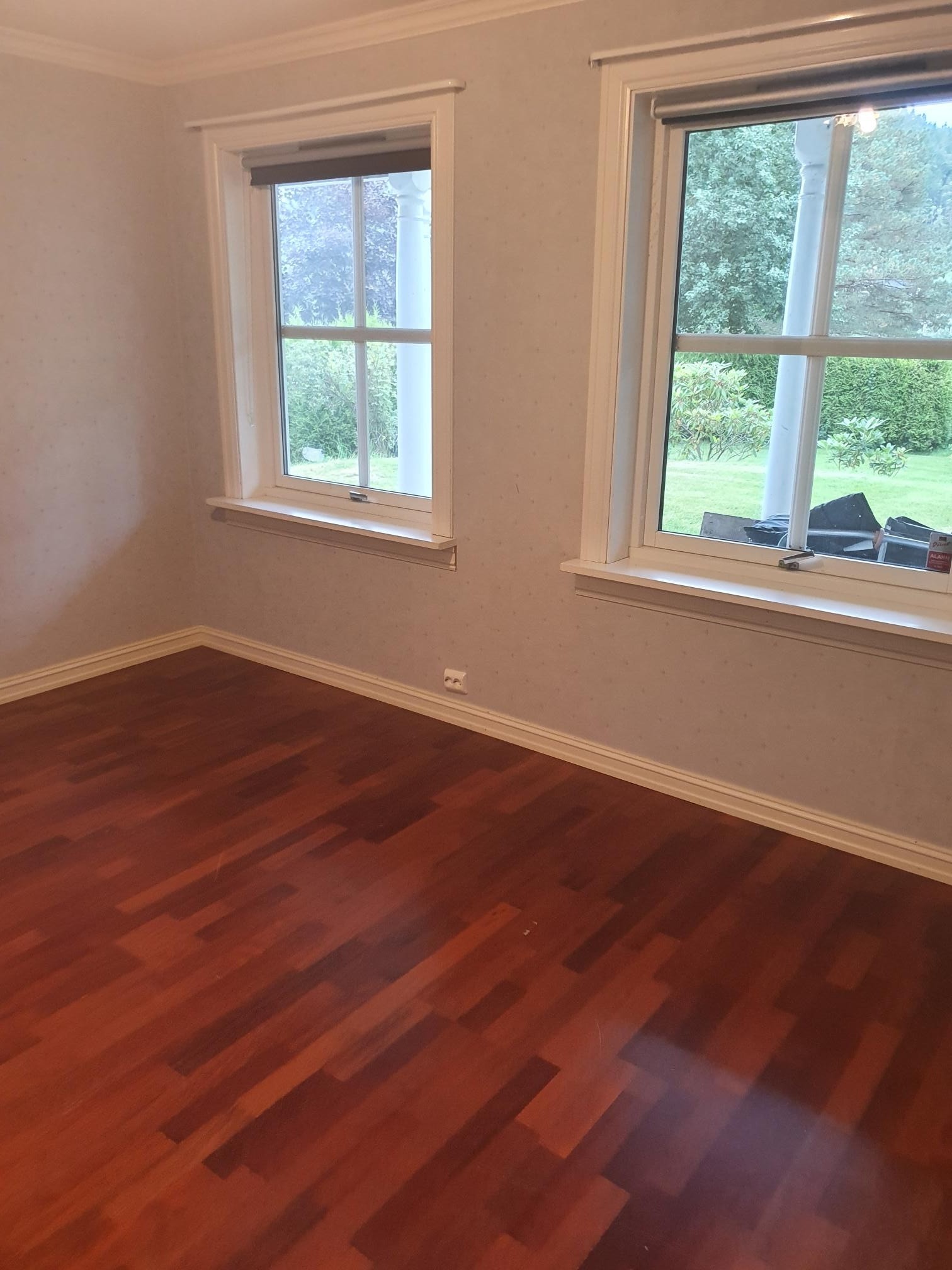 Stort soverom1 med to vindu ut i hage Galleribilde