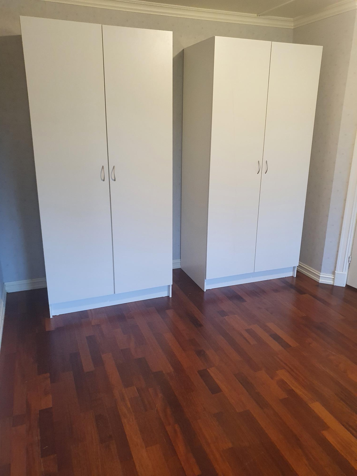 Stort soverom 1 som viser to skap Galleribilde