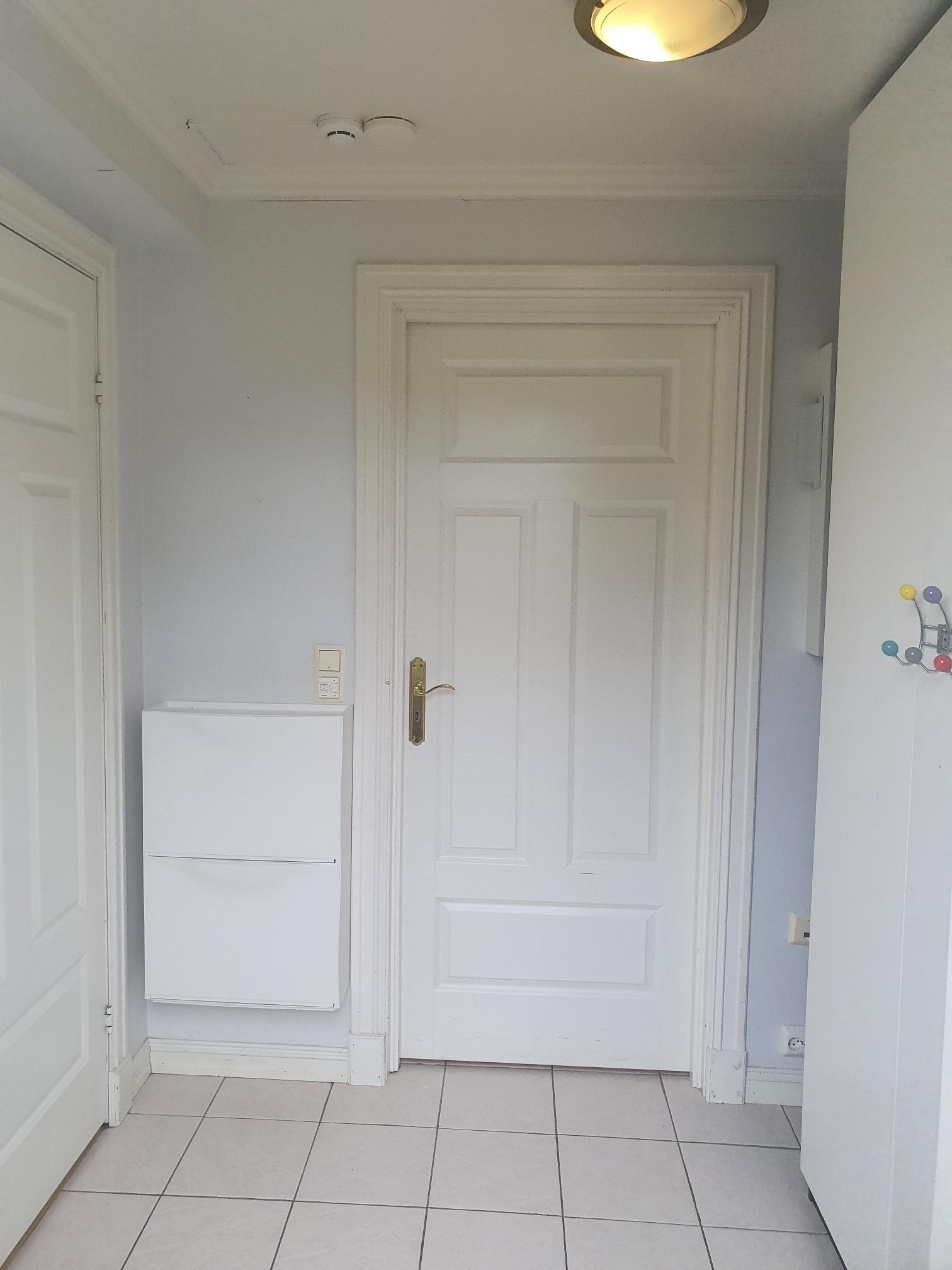 Flislagt gang gulv og eget EL-skap Galleribilde