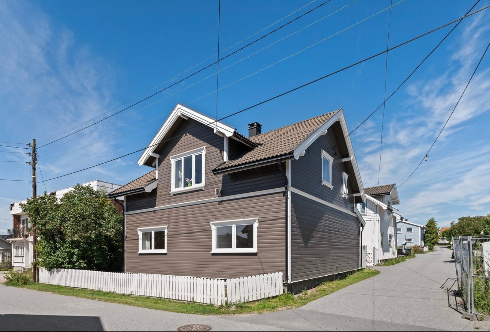 Boligen er beliggende på en lettstelt hjørnetomt sentralt på Sellebakk, kort vei til ferje, matbutikker, bussforbindelse, skole og barnehage. Galleribilde