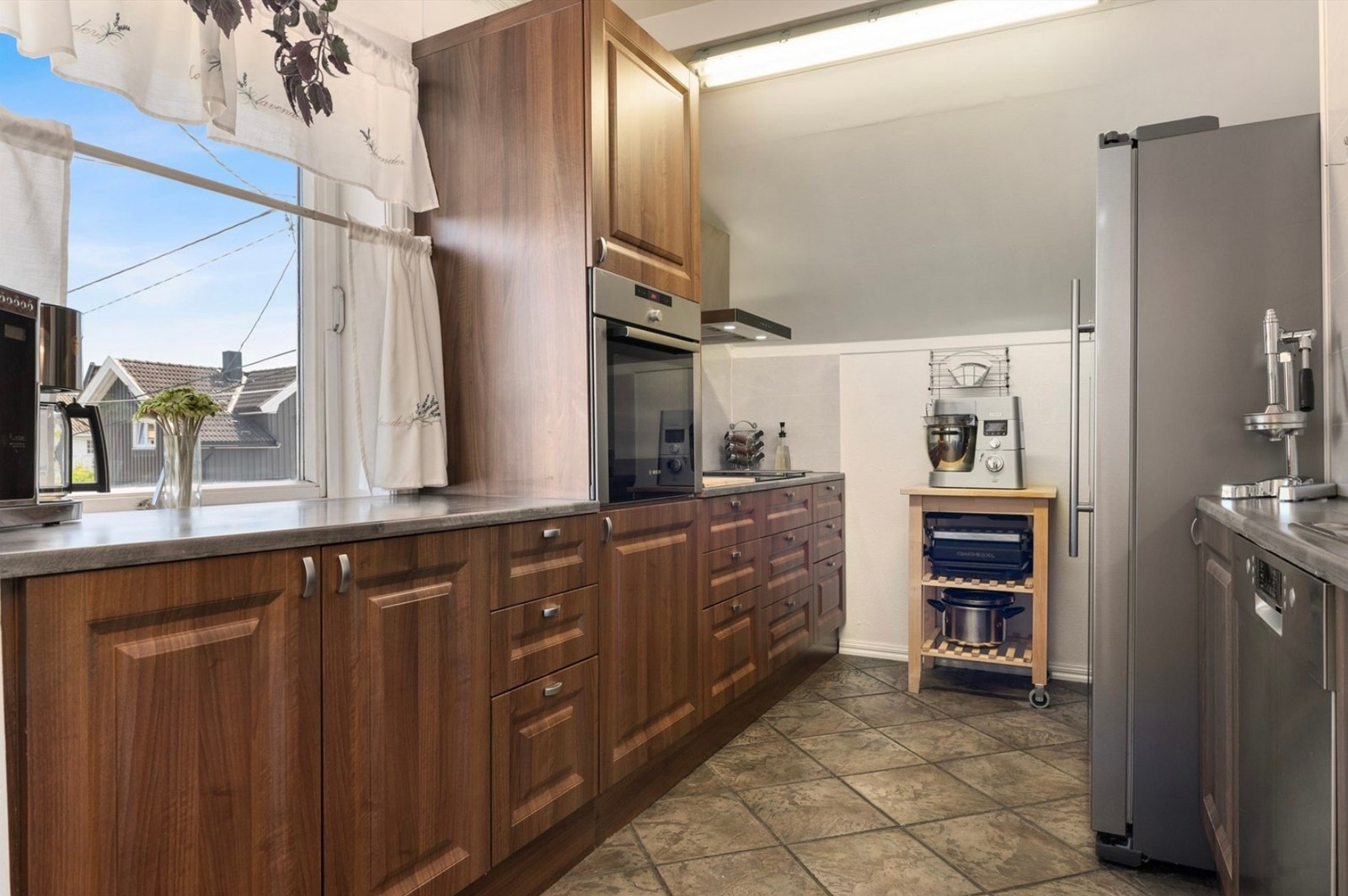 Fin utsikt over nærområdet fra kjøkkenet Galleribilde