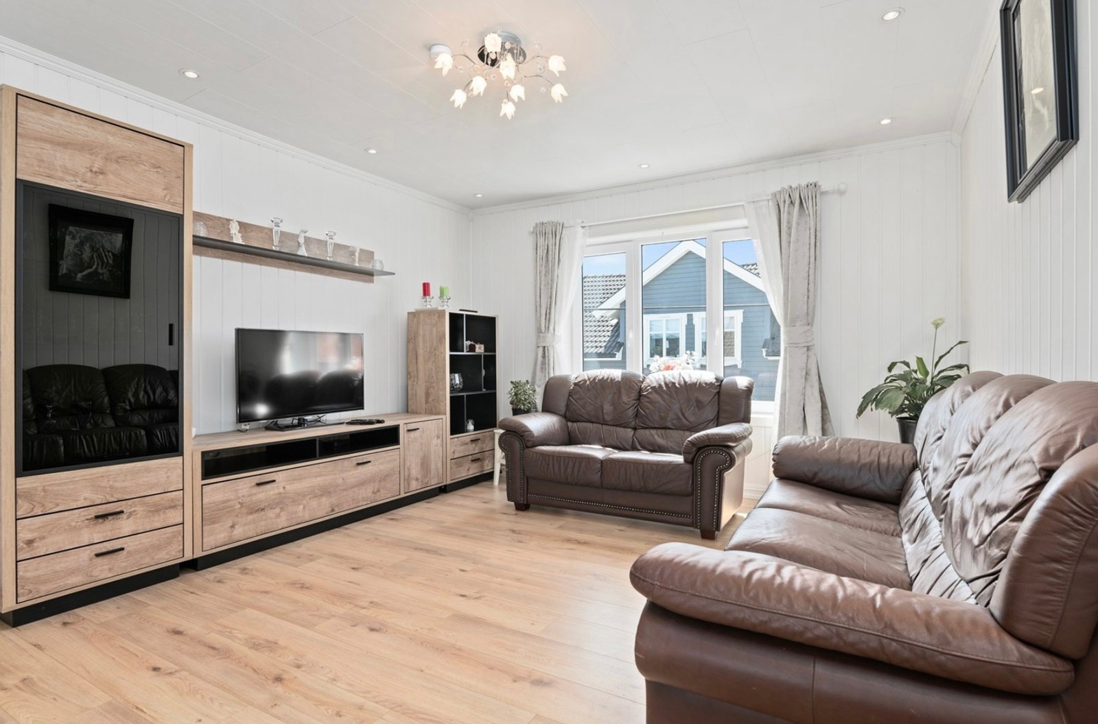 Stue med stort og lyst vindu - 2.etg Galleribilde