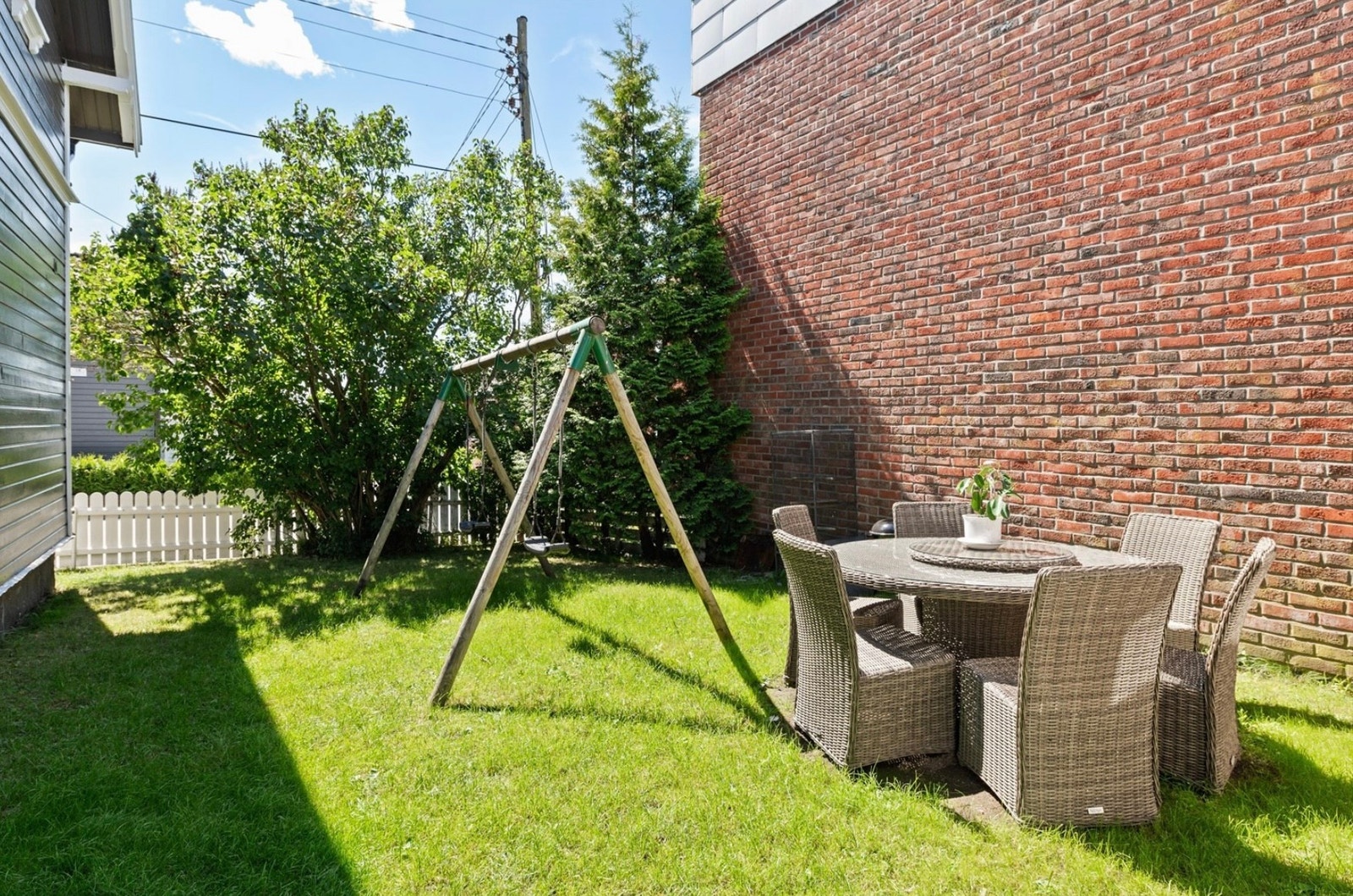 Fin hage med gressplen Galleribilde