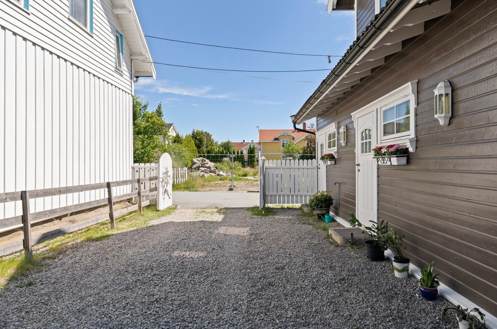 Gruset gårdsplass med plass til parkering Galleribilde