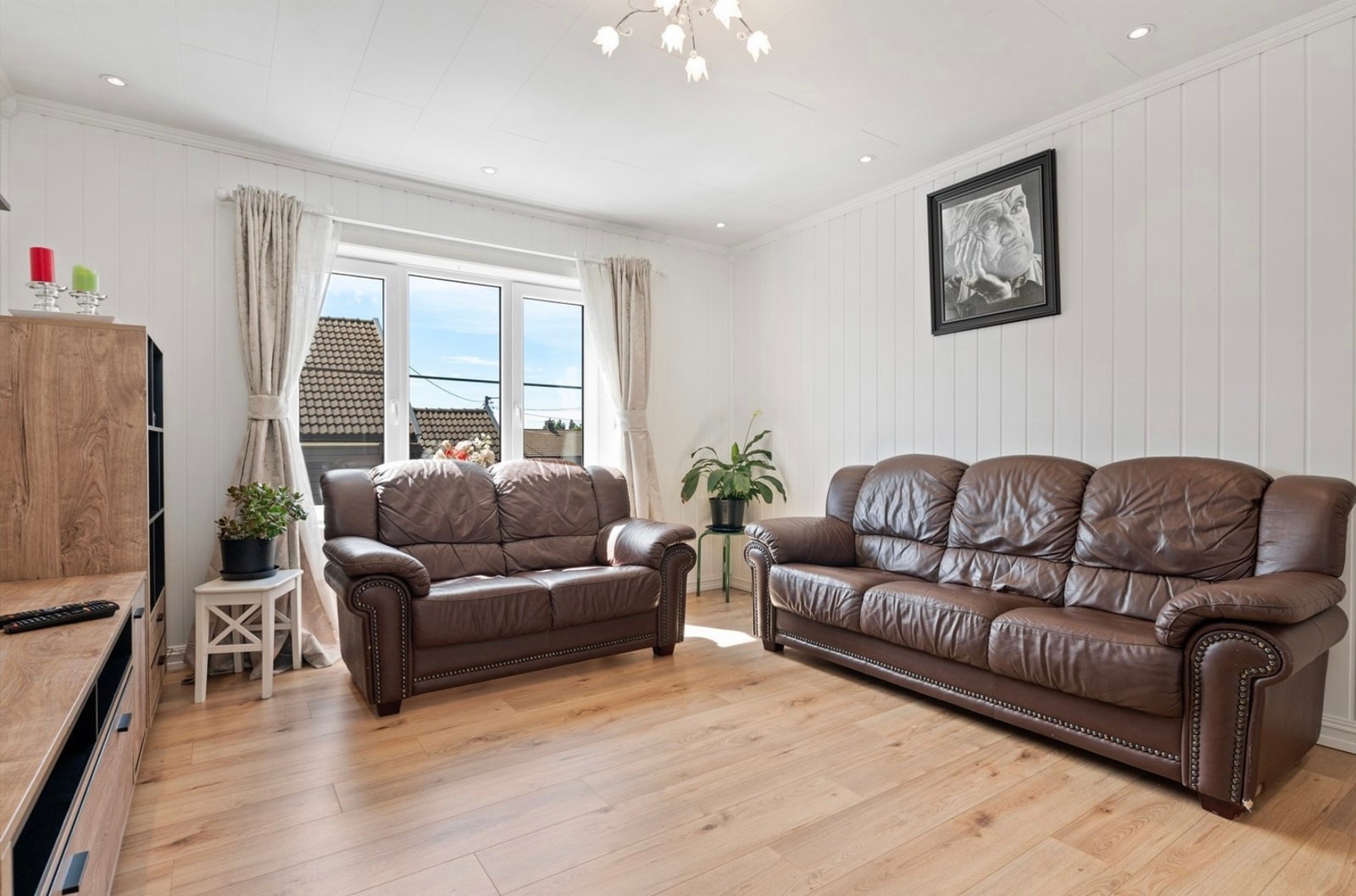 God plass til sofa og TV-møblement Galleribilde