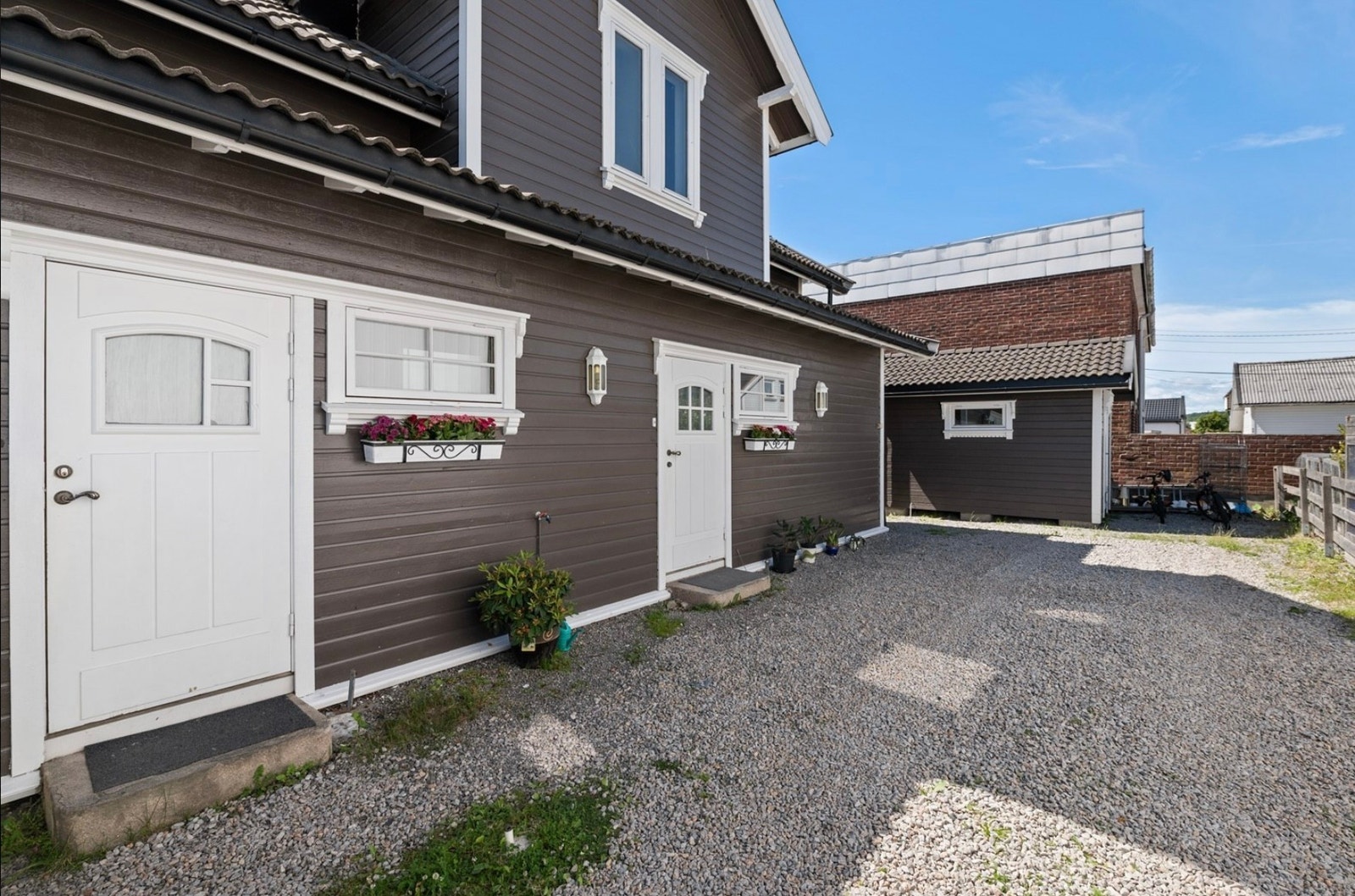 Hel, horisontaltdelt tomannsbolig med seperate innganger Galleribilde