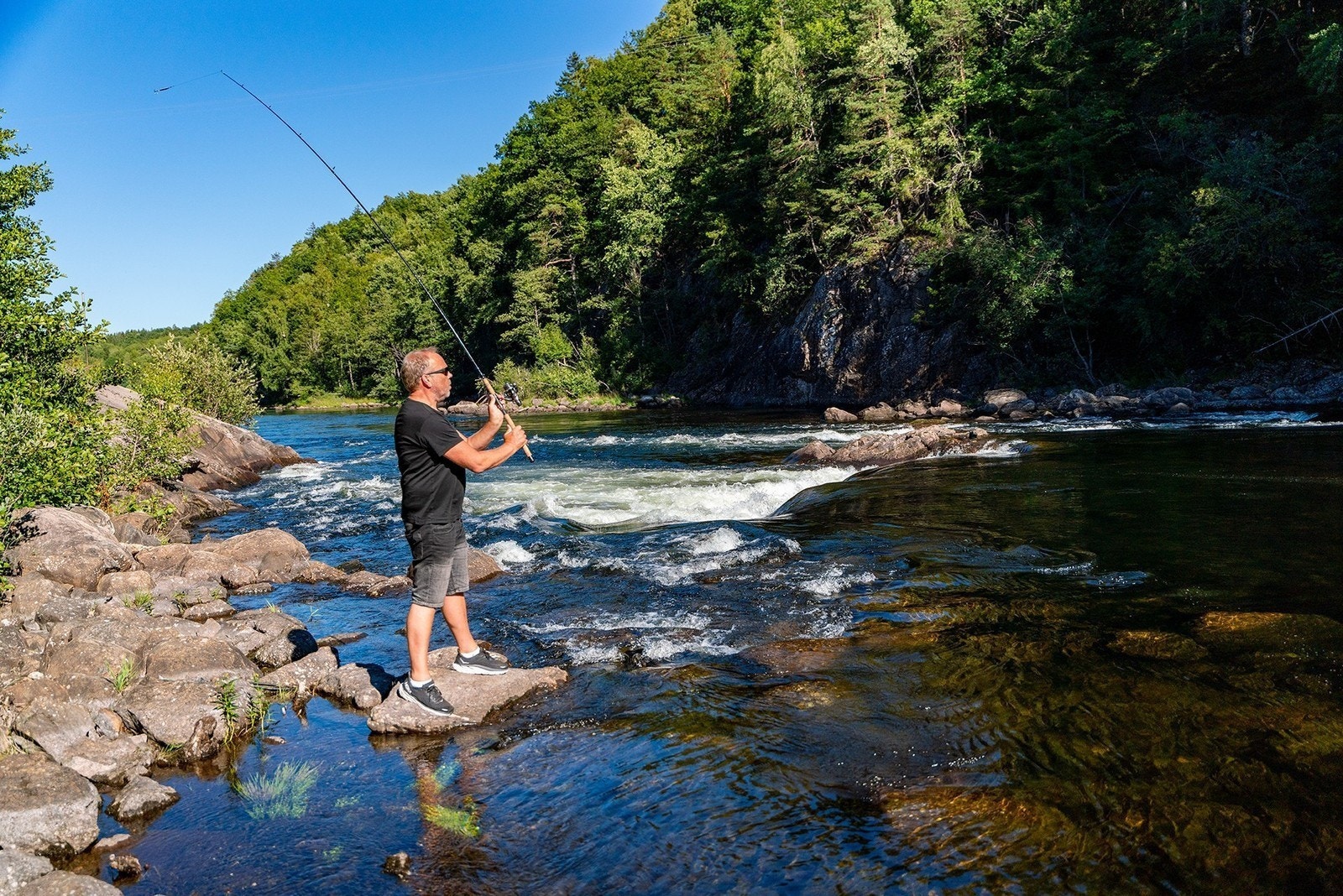 Om sommeren er det svært populært å bade i elva, og i sjøen ved Fevik og Grimstad. Galleribilde