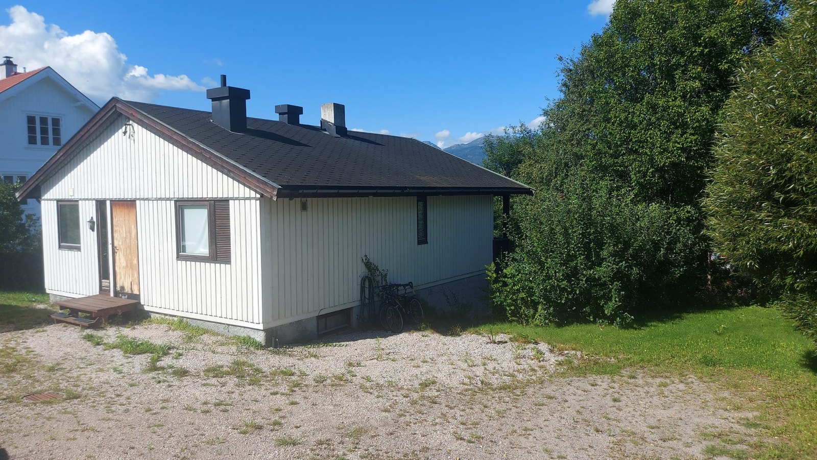 Frittstående bolighus med plen og uteområder Galleribilde