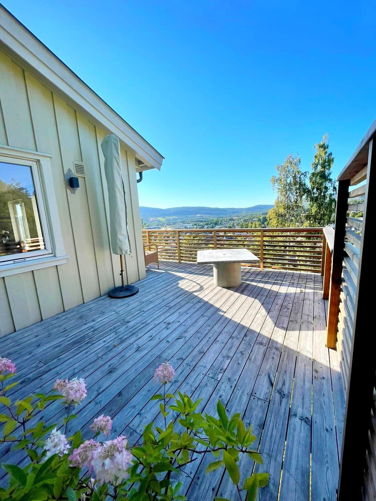 Stor terrasse med god plass til møblement Galleribilde