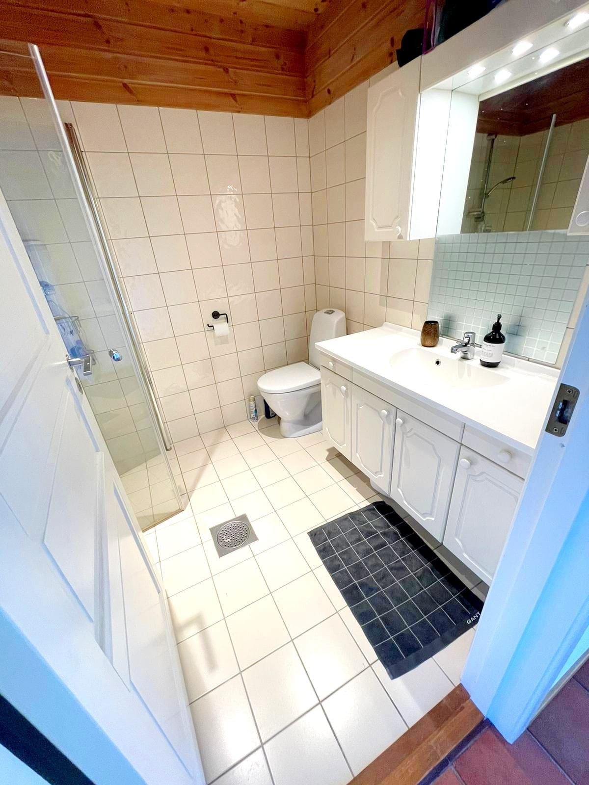 Bad med opplegg til vaskemaskin. NY dusj og toalett i 2021 Galleribilde