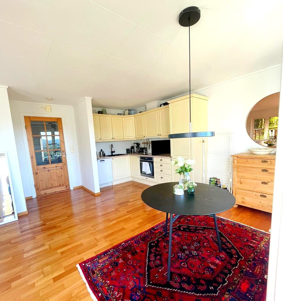 Kjøkkenhjørne med kjøleskap og oppvaskmaskin inkludert. Galleribilde