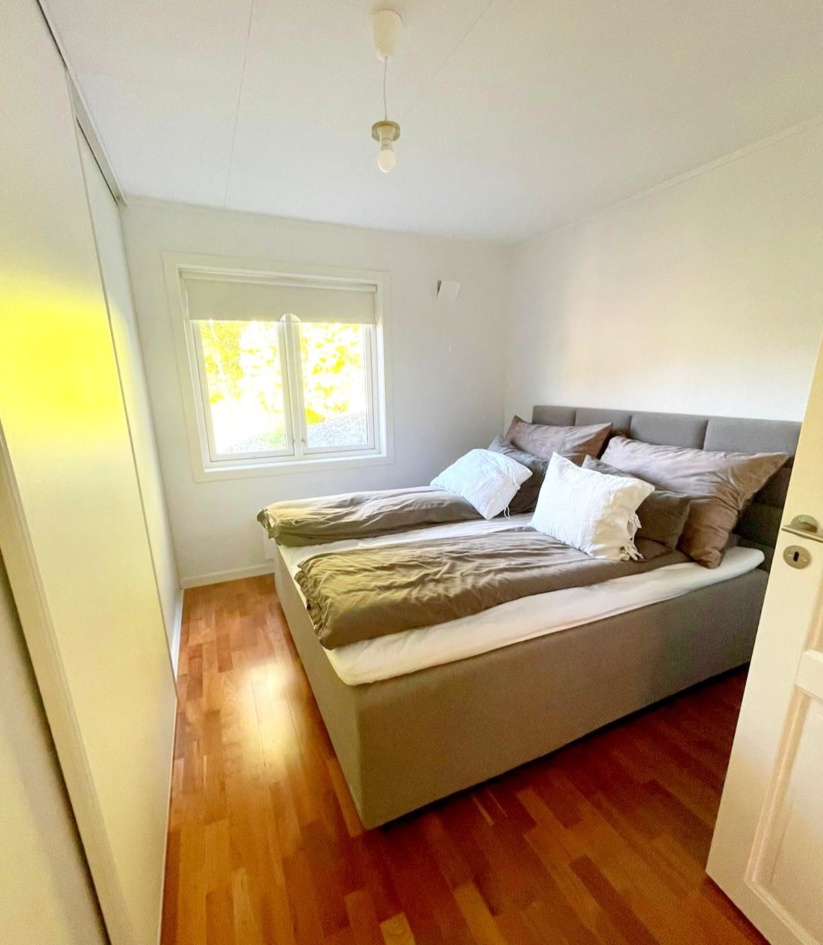 Soverom med plass til dobbeltseng og 3 meter bred garderobe (fastmontert) Galleribilde