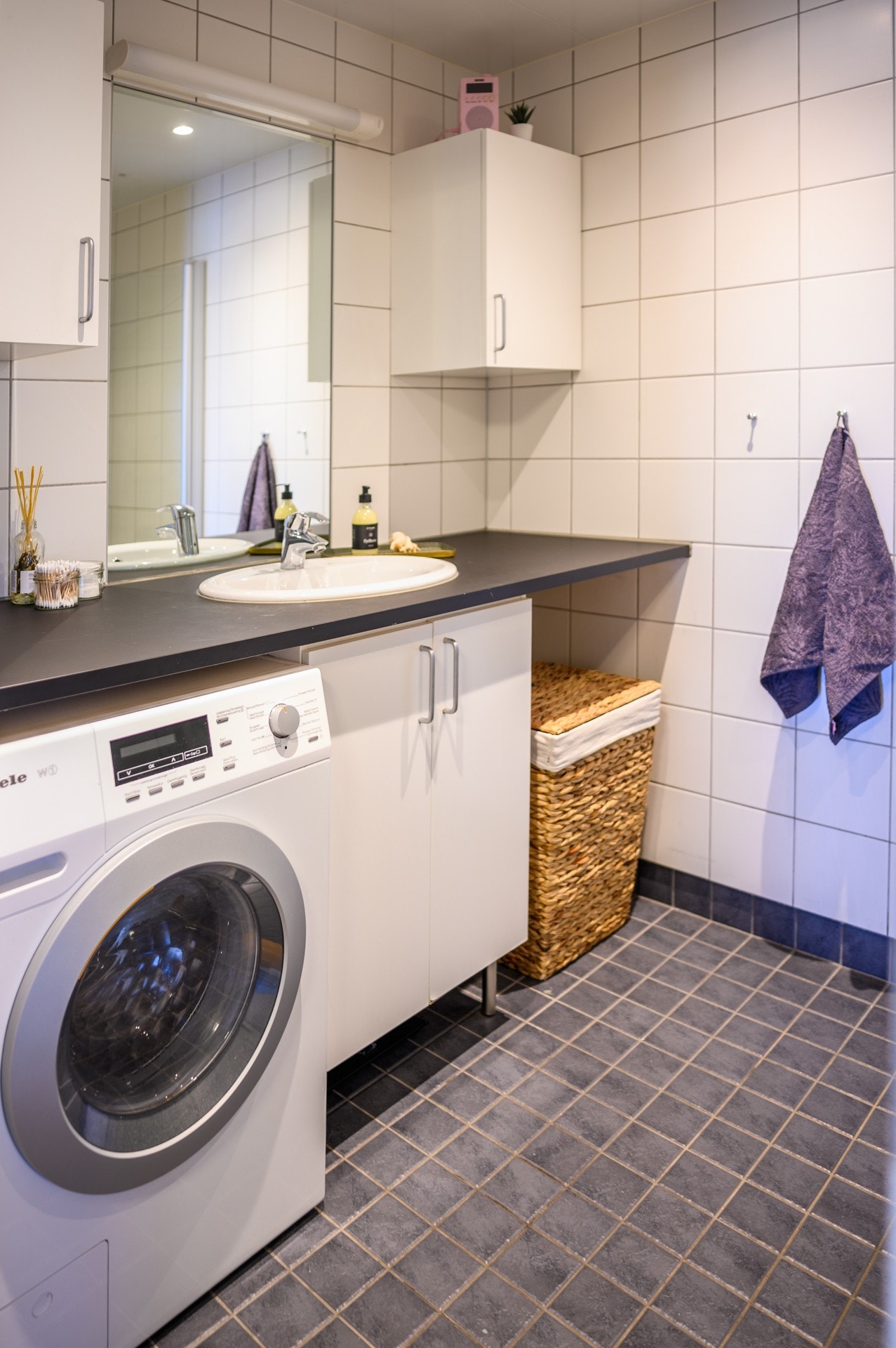 Vaskemaskin følger med. Badet har også plass til tørketrommel om man ønsker å ta det med Galleribilde