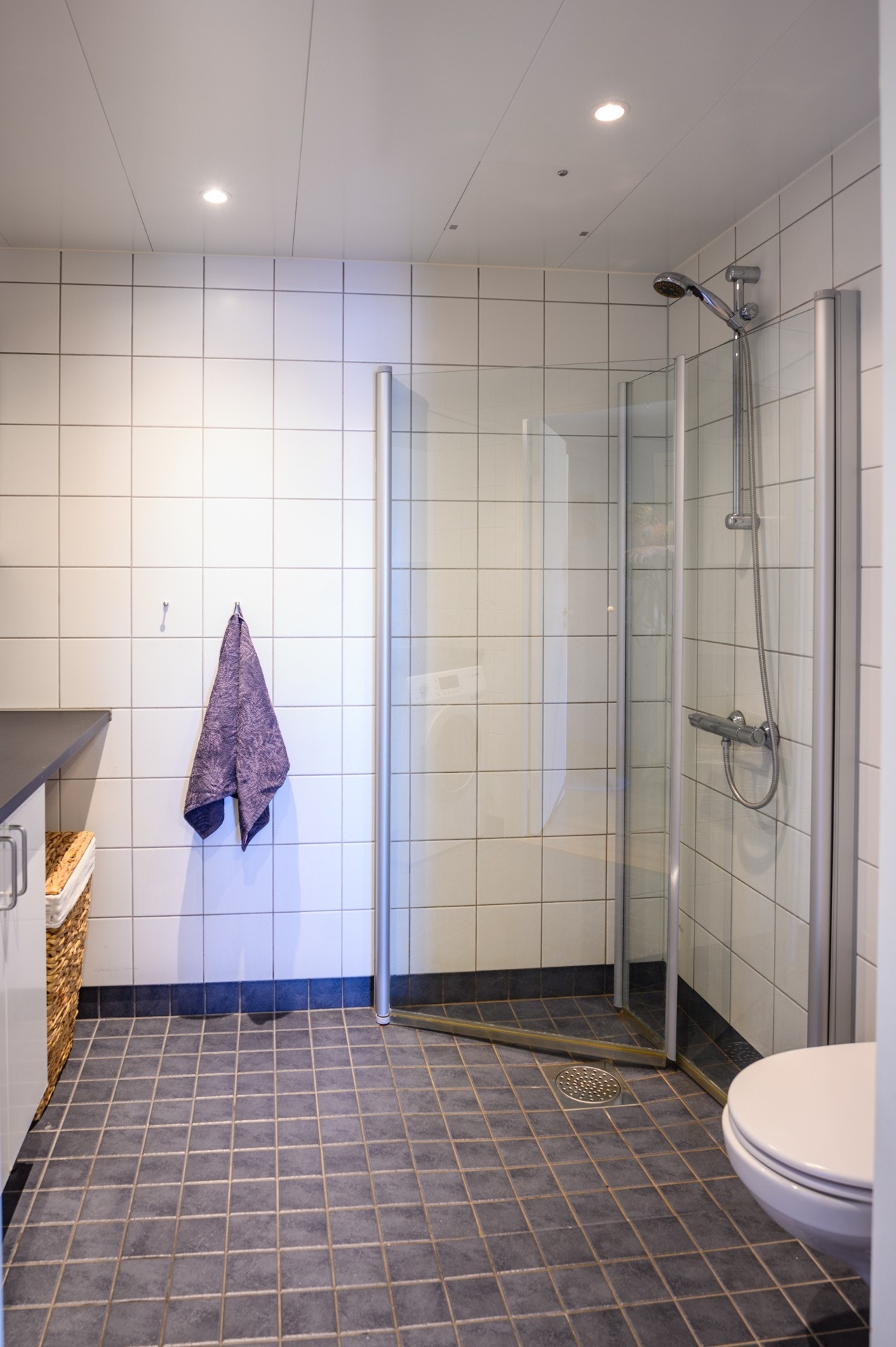 Innfellbare dusjvegger gir god plass på badet Galleribilde