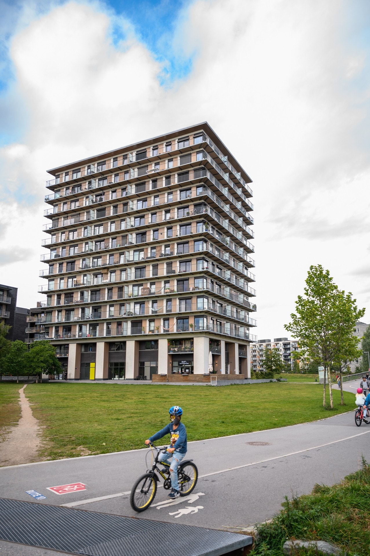 Ligger Tiedemannsparken med gang og sykkelvei rett utenfor Galleribilde