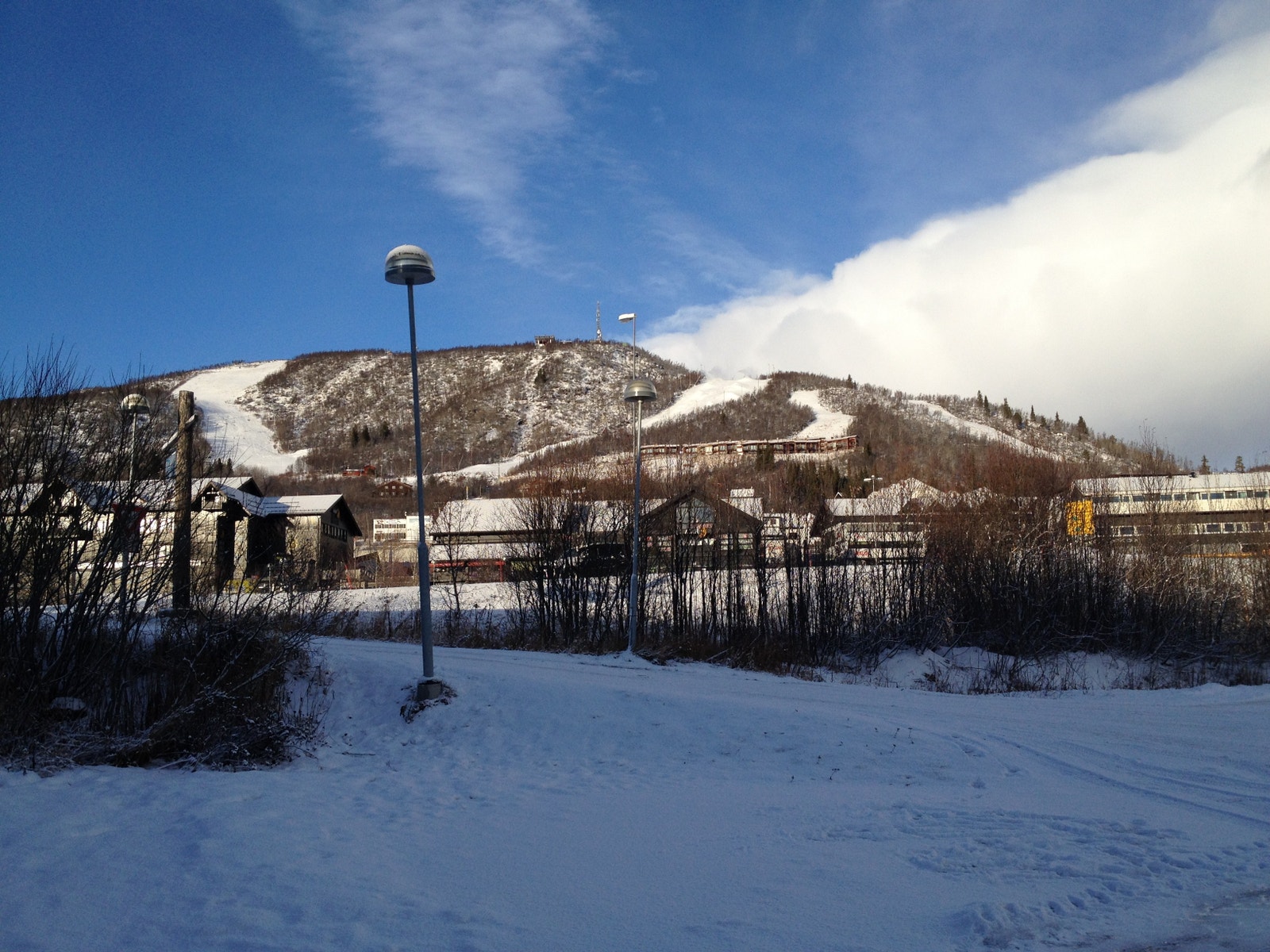 Utsikt fra terrassen mot Geilo sentrum og skibakker Galleribilde