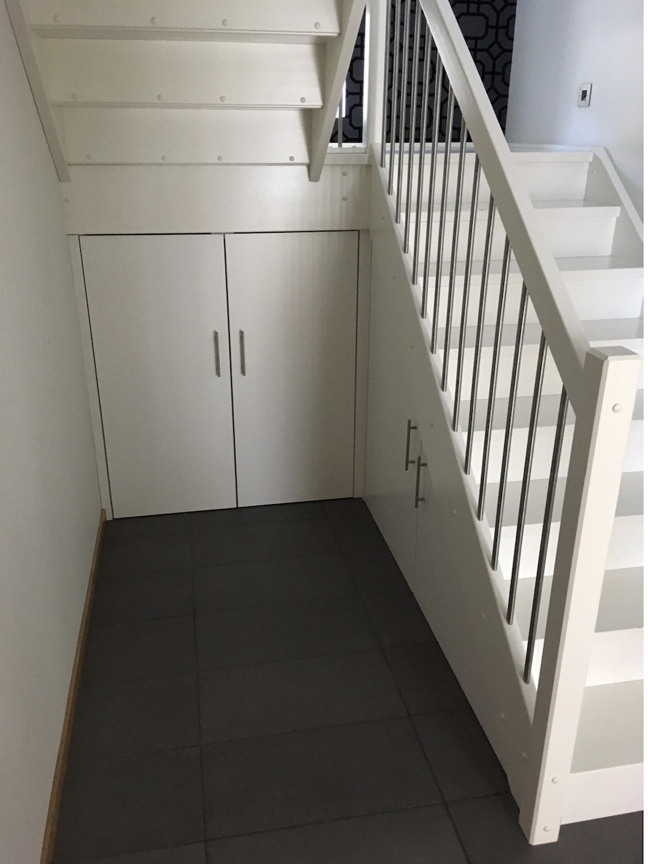 Det er fint å utnytte arealet under trappen- Til lagring, lesekrok eller en spennende lekekrok. Galleribilde