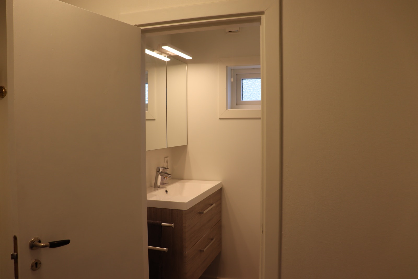 Toalett sett fra gangen til soverom 2 Galleribilde