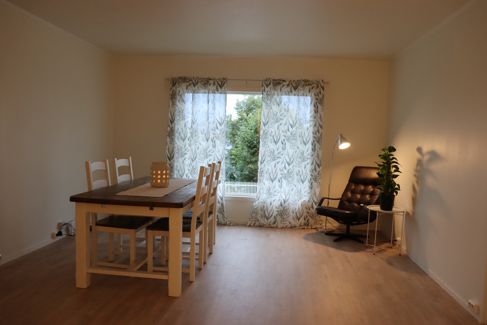 Stue sett fra kjøkken Galleribilde