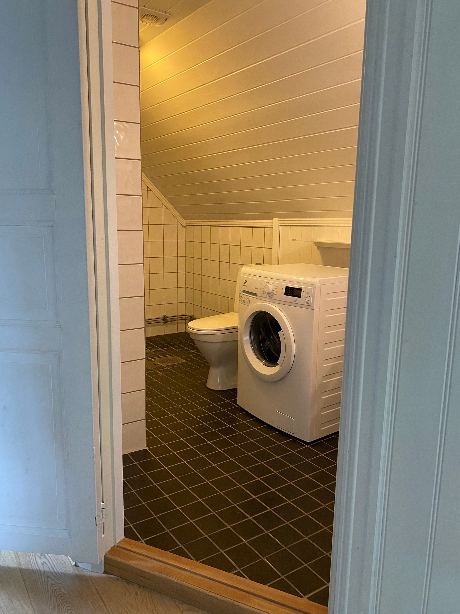 Bad med vaskemaskin Galleribilde